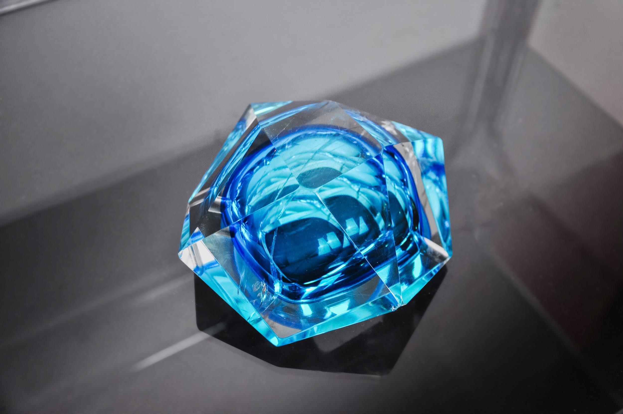 Sommerso blue ashtray by seguso, faceted glass, murano, italy, 1970 In Good Condition For Sale In BARCELONA, ES