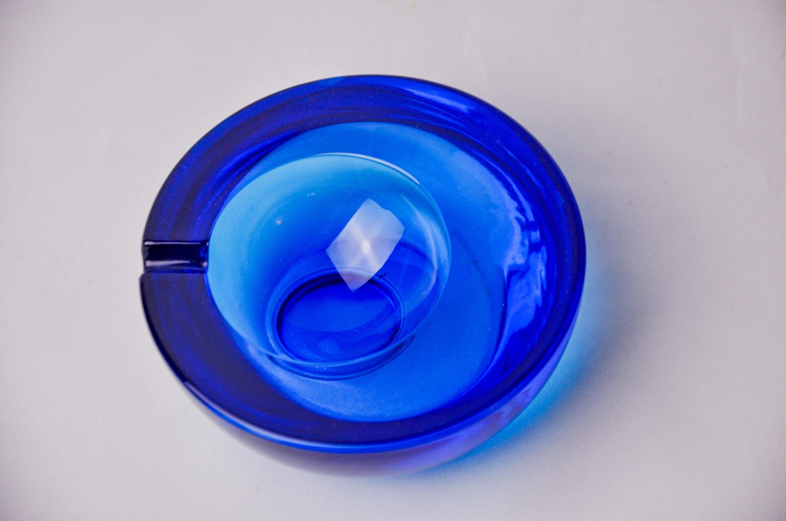 Hollywood Regency Sommerso blue ashtray by Seguso, Murano glass, Italy, 1970 For Sale