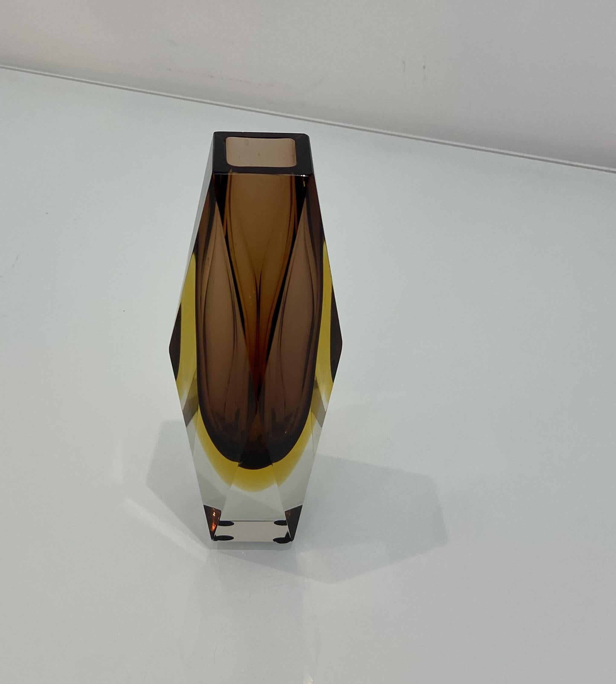 This vintage Sommerso Mandruzzato Murano glass vase adds an elegant decorative element to any space. Known for its exceptional craftsmanship and use of colour, this piece combines rich hues of brown, purple, and amber in a design that captures the