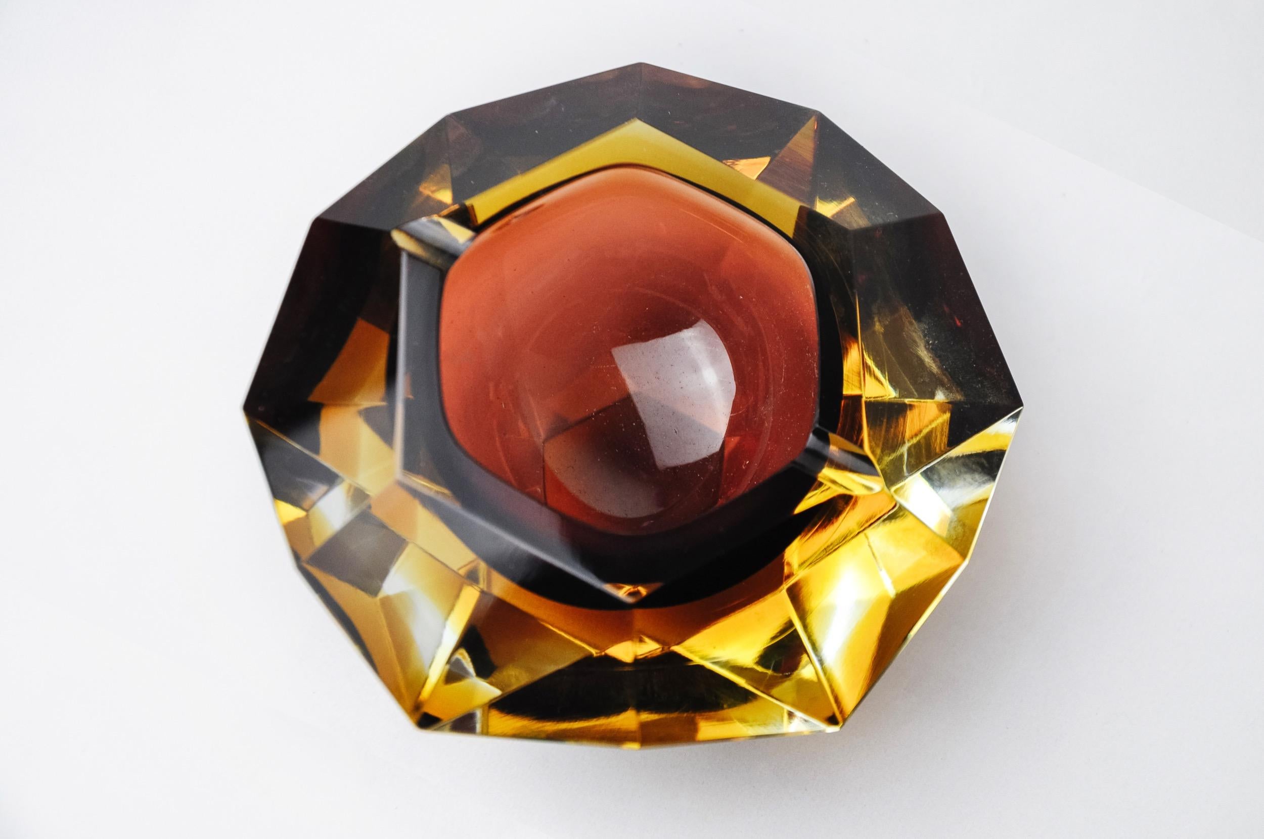 Superb and rare brown and yellow faceted Sommerso ashtray designed and manufactured for Seguso in Murano in the 1970s. Handcrafted faceted glass using the 