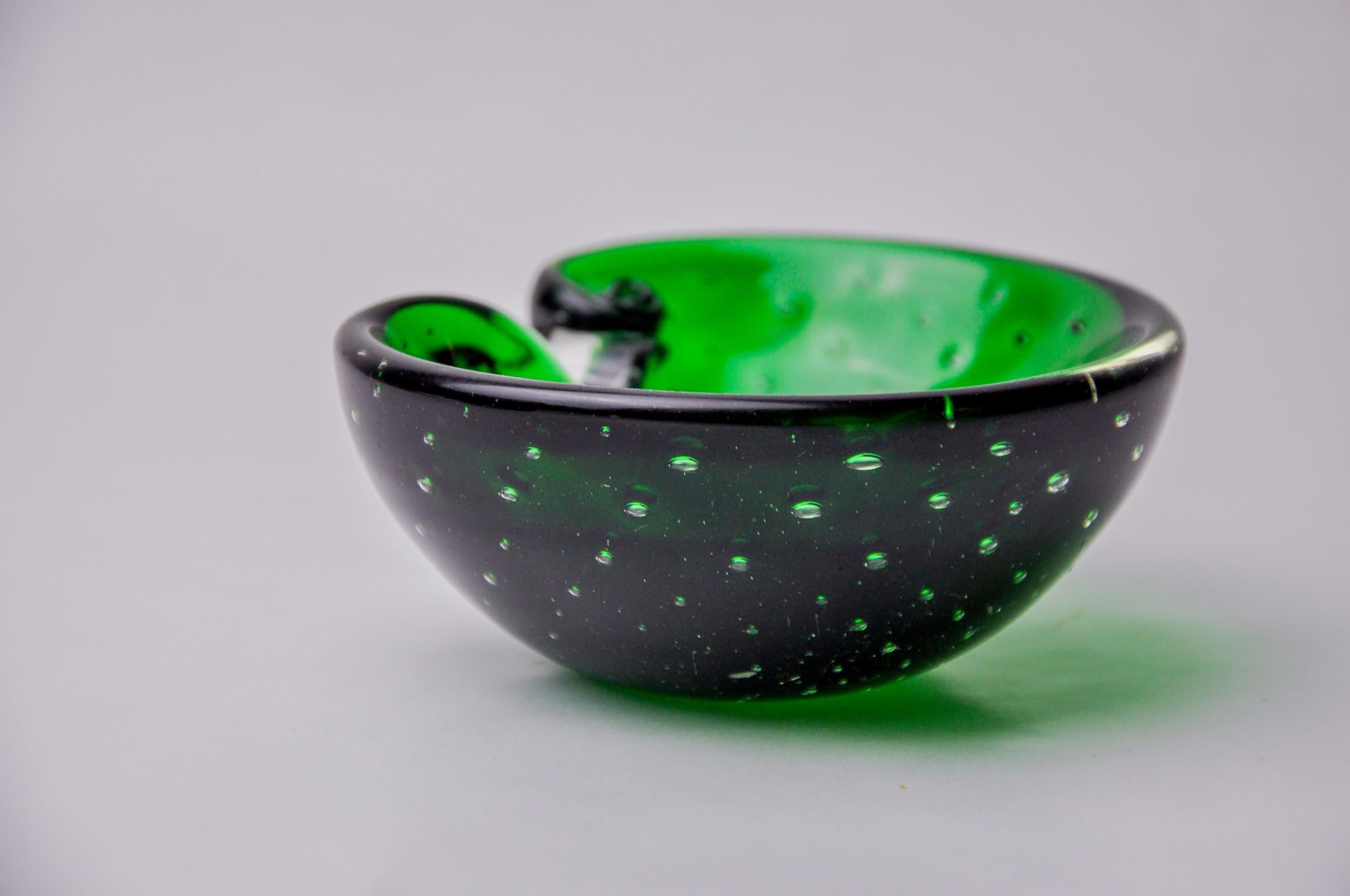Superb and rare green Sommerso ashtray designed and manufactured for Seguso in Murano in the 1970s. Handcrafted glass work using the Sommerso technique (superposition of layers of molten glass). Magnificent object of collection and decoration. Very