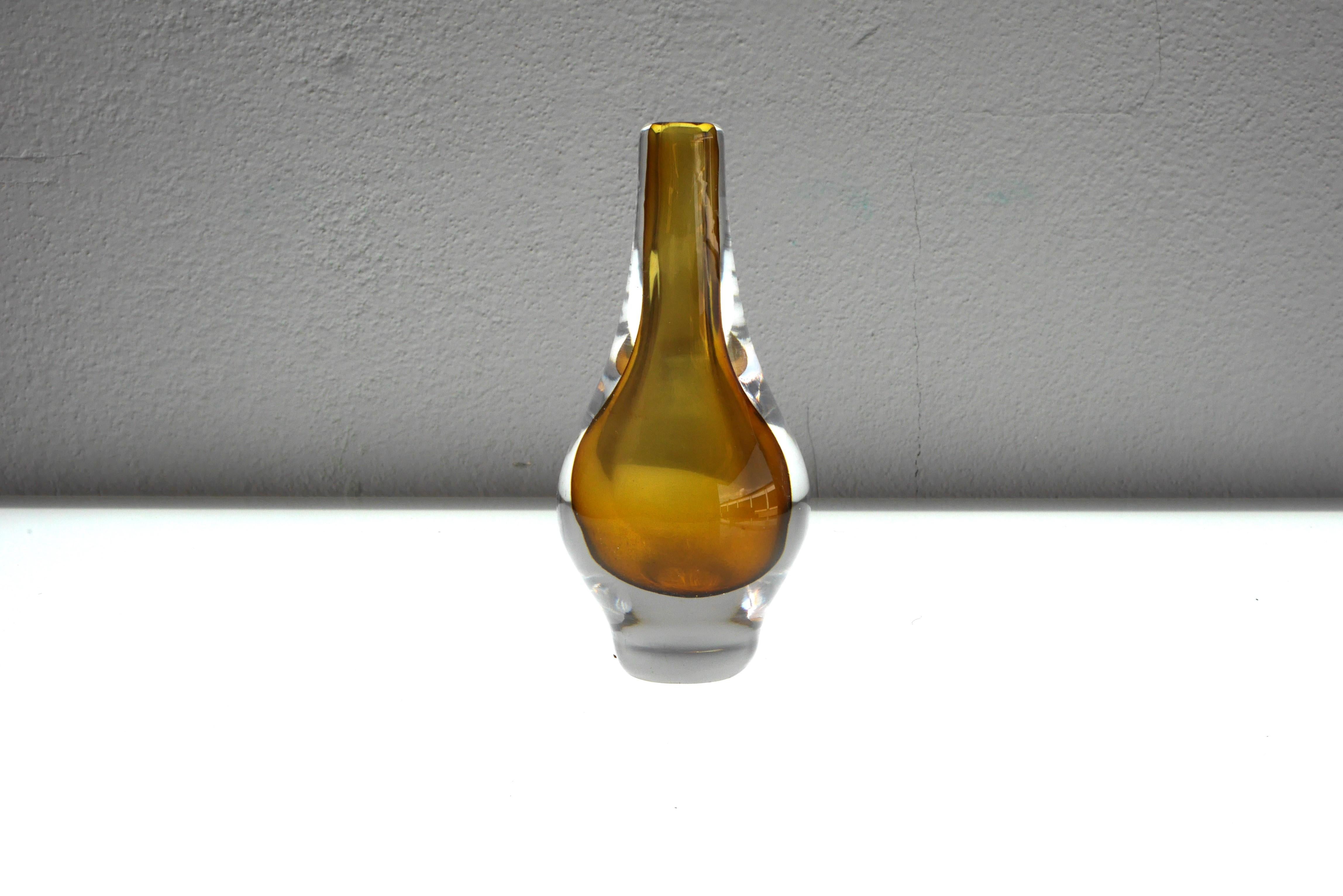 Mid-Century Modern Vase miniature en cristal Sommerso fait et signé par Mona Morales en vente