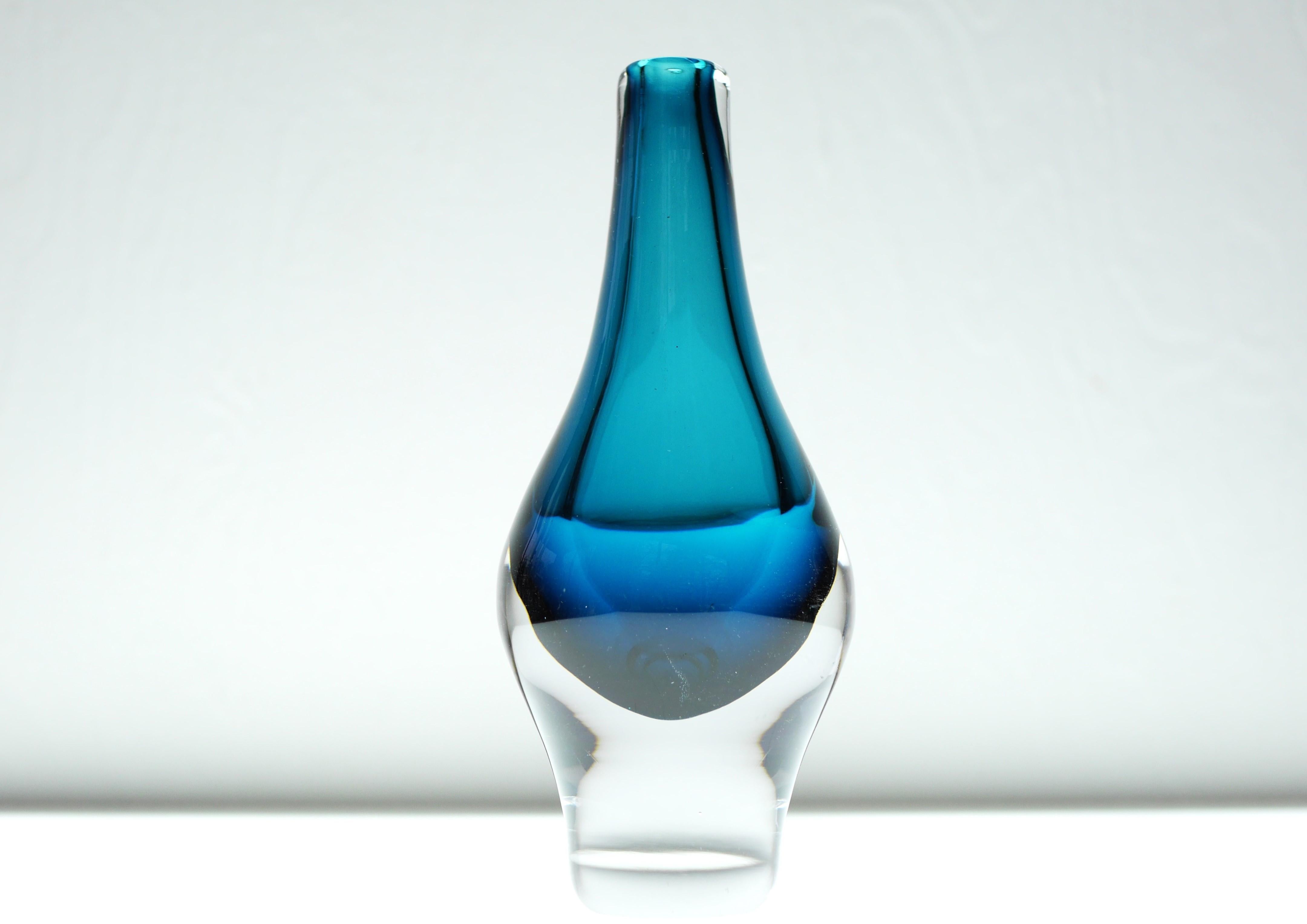 Miniature beschlagnahmte Vase aus Sommerso-Kristall, signiert von Mona Morales (Schwedisch) im Angebot