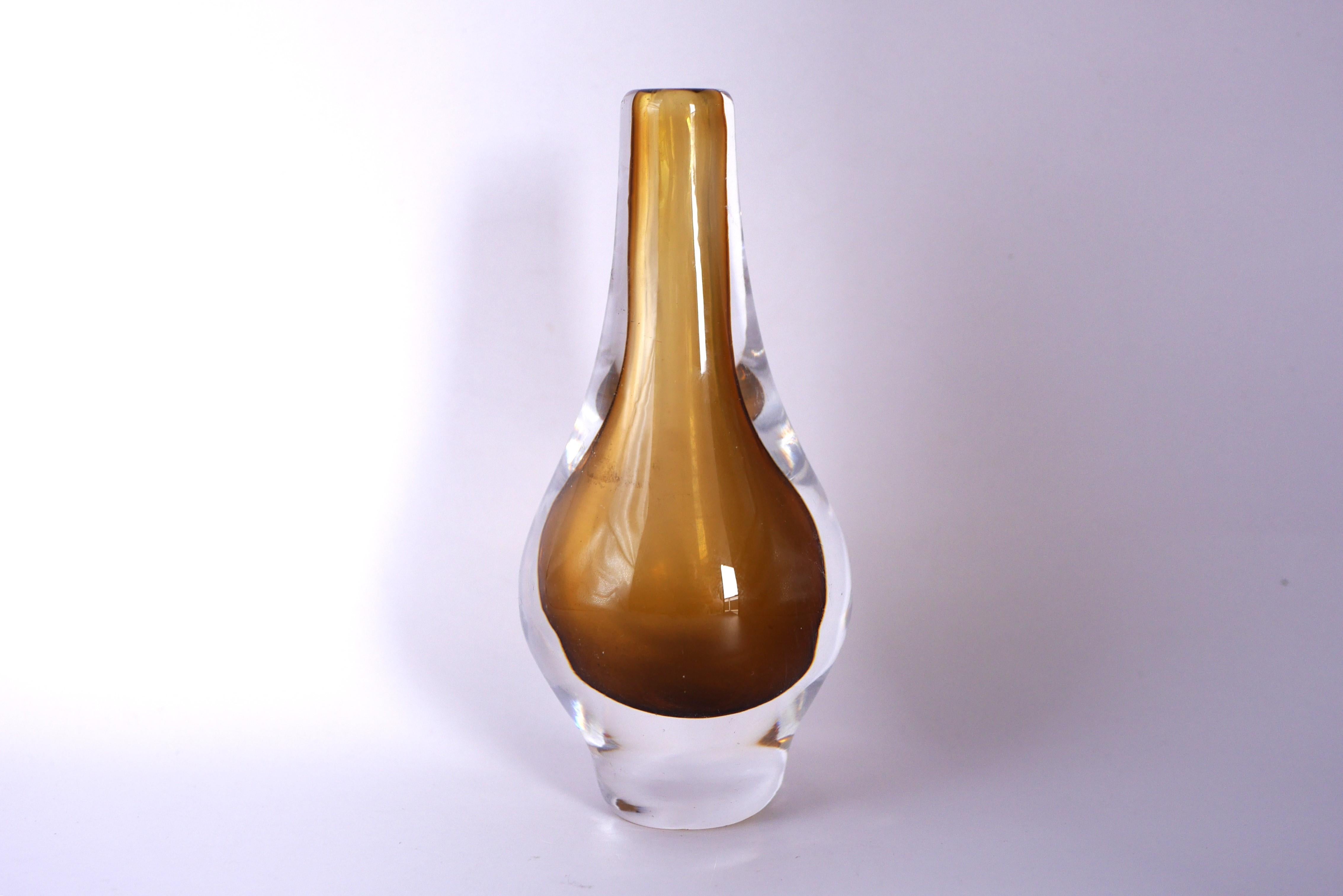 Verre brun Vase miniature en cristal Sommerso fait et signé par Mona Morales en vente