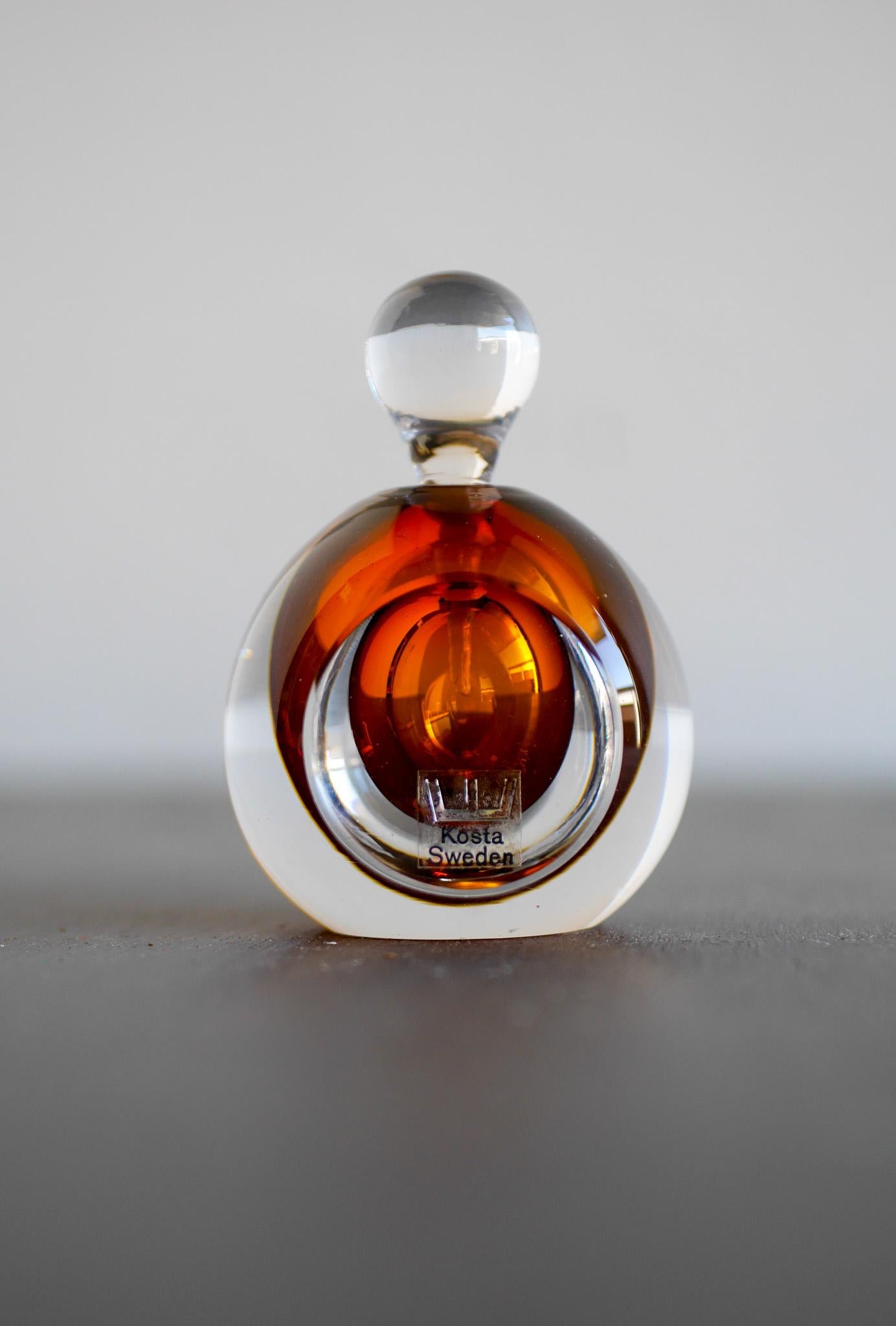 Sommerso-Parfümflasche „Ventana“ aus Kristall von Sommerso, hergestellt und signiert von Mona Morales, Kosta (Moderne der Mitte des Jahrhunderts) im Angebot