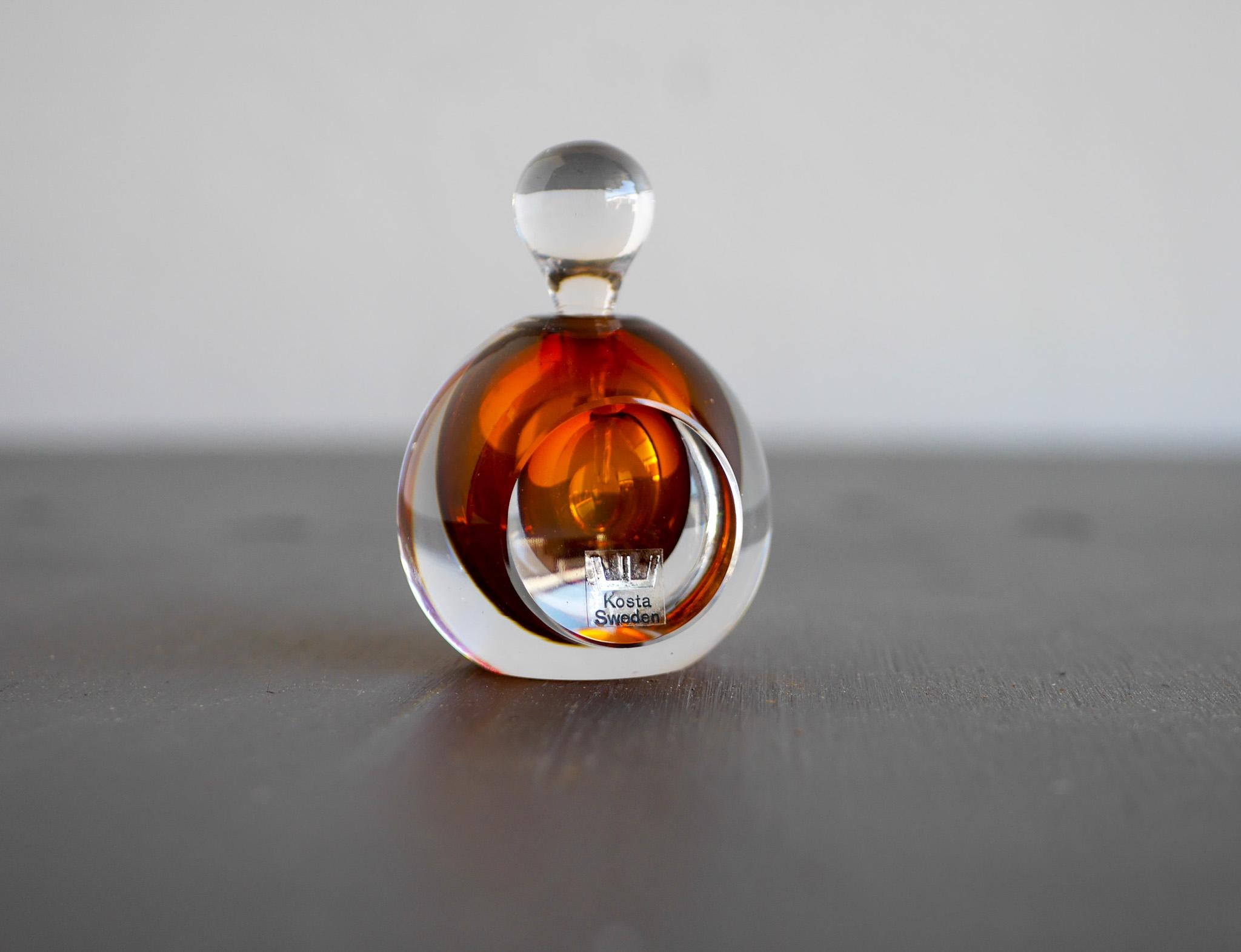 Sommerso-Parfümflasche „Ventana“ aus Kristall von Sommerso, hergestellt und signiert von Mona Morales, Kosta im Zustand „Relativ gut“ im Angebot in Skarpnäck, SE
