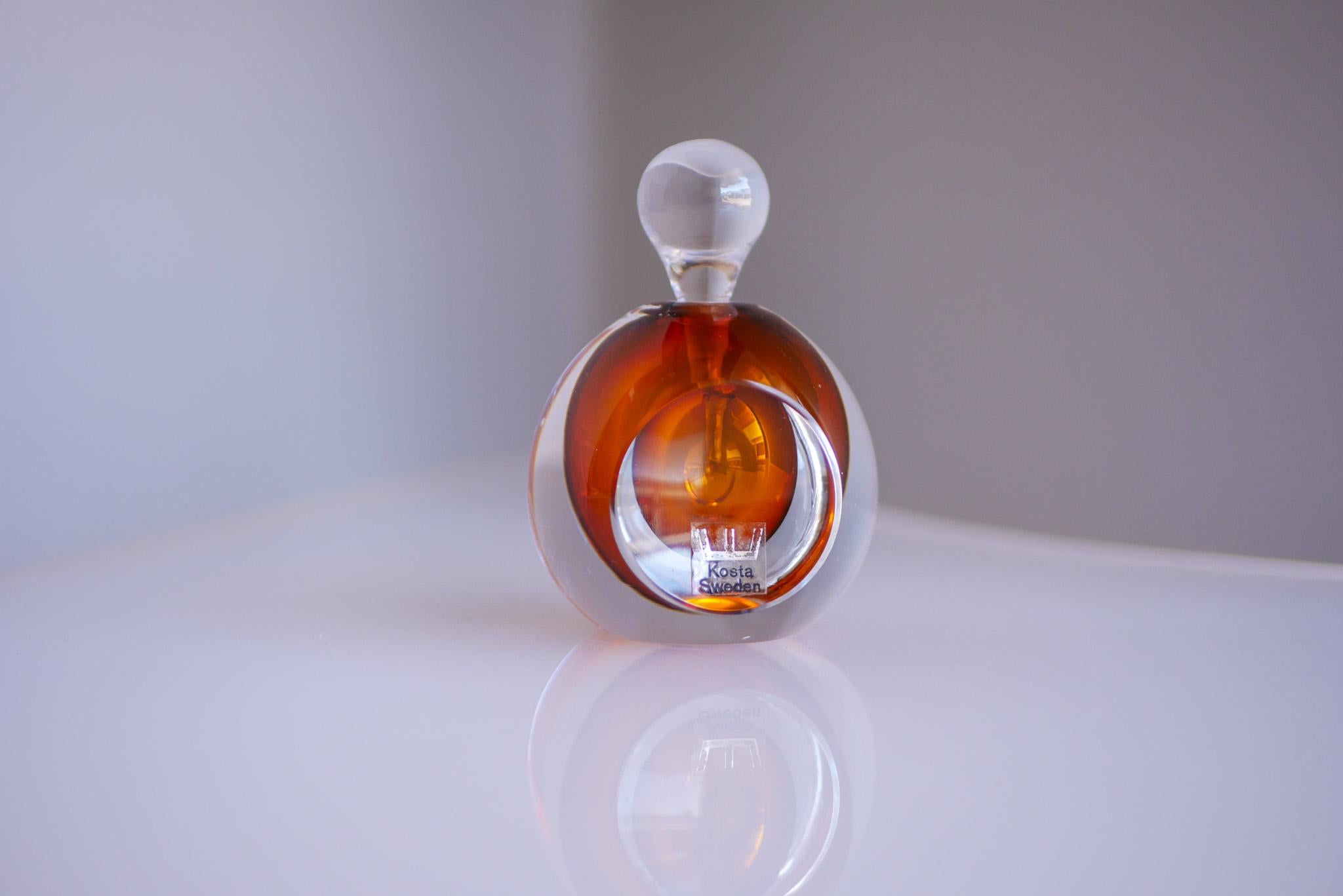 Sommerso-Parfümflasche „Ventana“ aus Kristall von Sommerso, hergestellt und signiert von Mona Morales, Kosta (Mitte des 20. Jahrhunderts) im Angebot