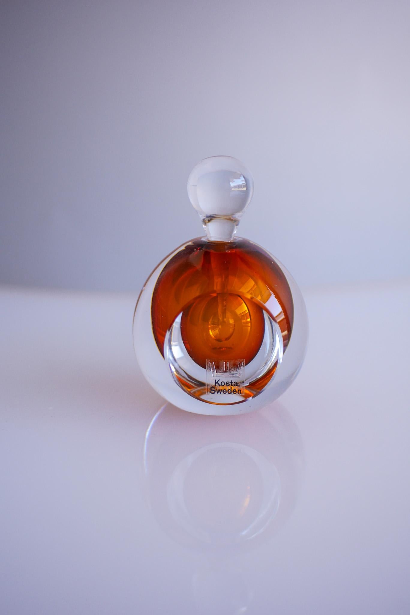 Sommerso-Parfümflasche „Ventana“ aus Kristall von Sommerso, hergestellt und signiert von Mona Morales, Kosta (Geblasenes Glas) im Angebot