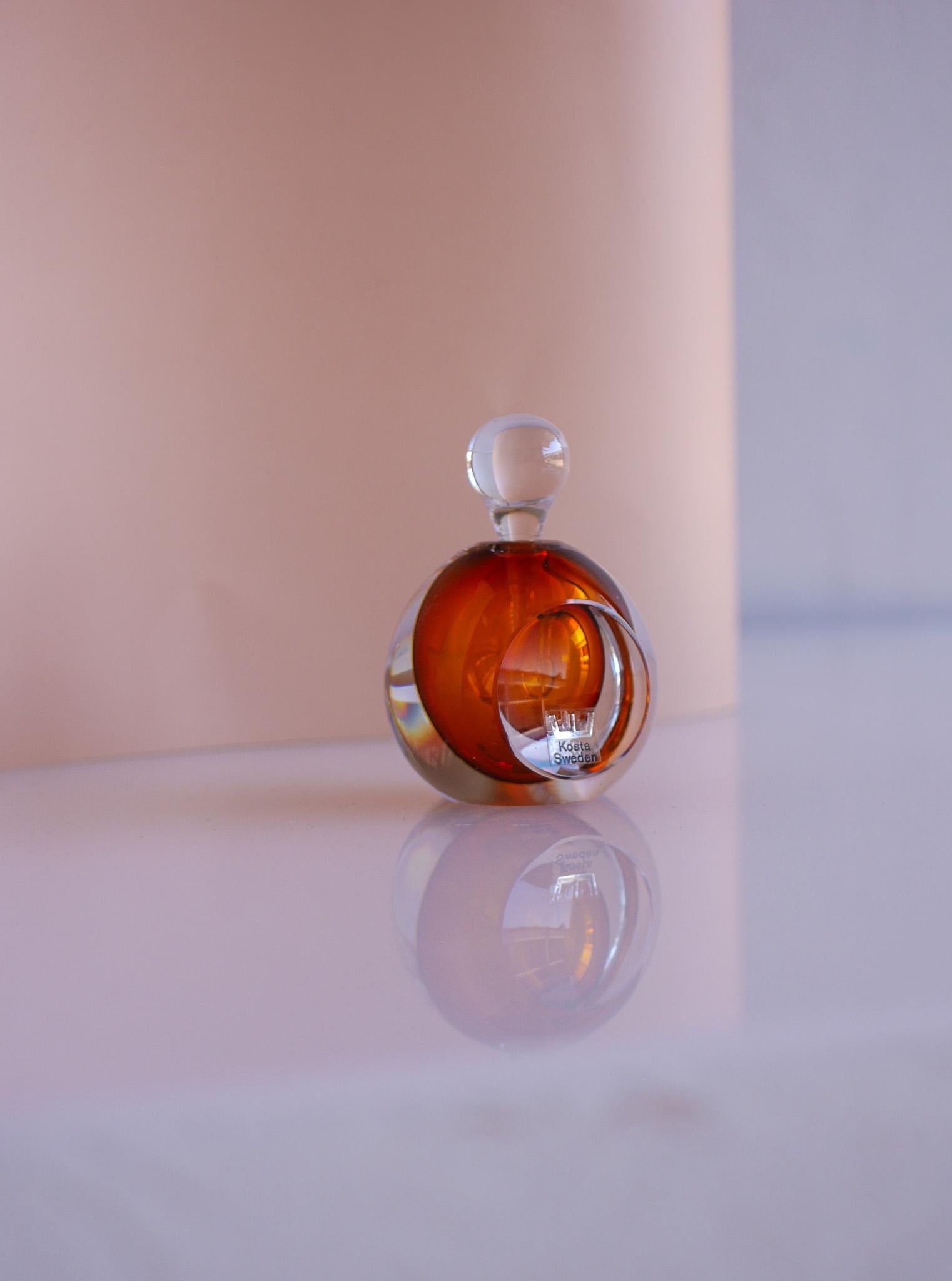 Sommerso-Parfümflasche „Ventana“ aus Kristall von Sommerso, hergestellt und signiert von Mona Morales, Kosta im Angebot 1