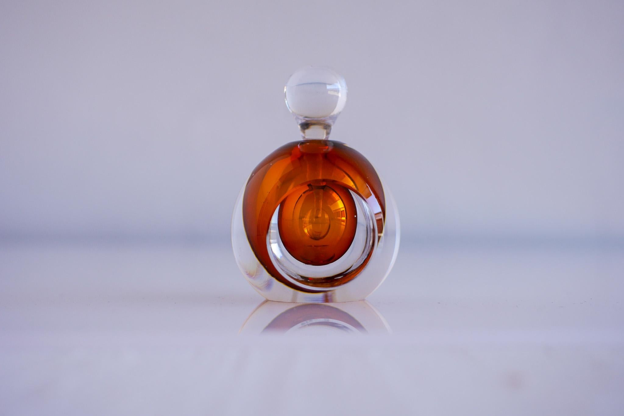 Sommerso-Parfümflasche „Ventana“ aus Kristall von Sommerso, hergestellt und signiert von Mona Morales, Kosta im Angebot 2
