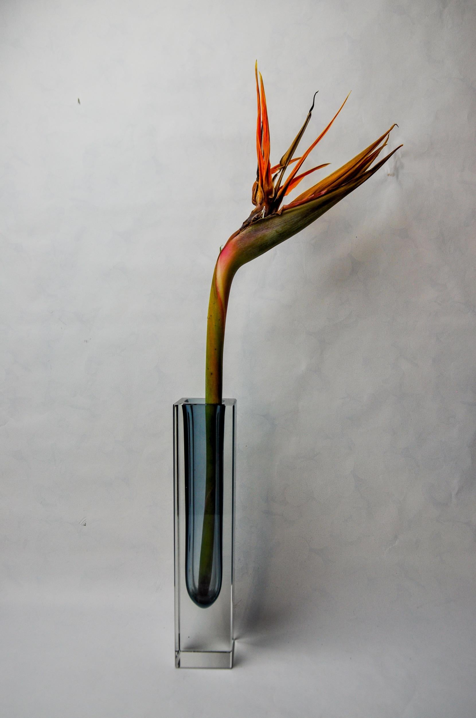 Hervorragende und seltene graublaue kubische Sommerso-Vase, entworfen und hergestellt für Seguso in Murano in den 1970er Jahren. Handgefertigtes Werk aus facettiertem Glas in Sommerso-Technik (Überlagerung von Schichten aus geschmolzenem Glas).