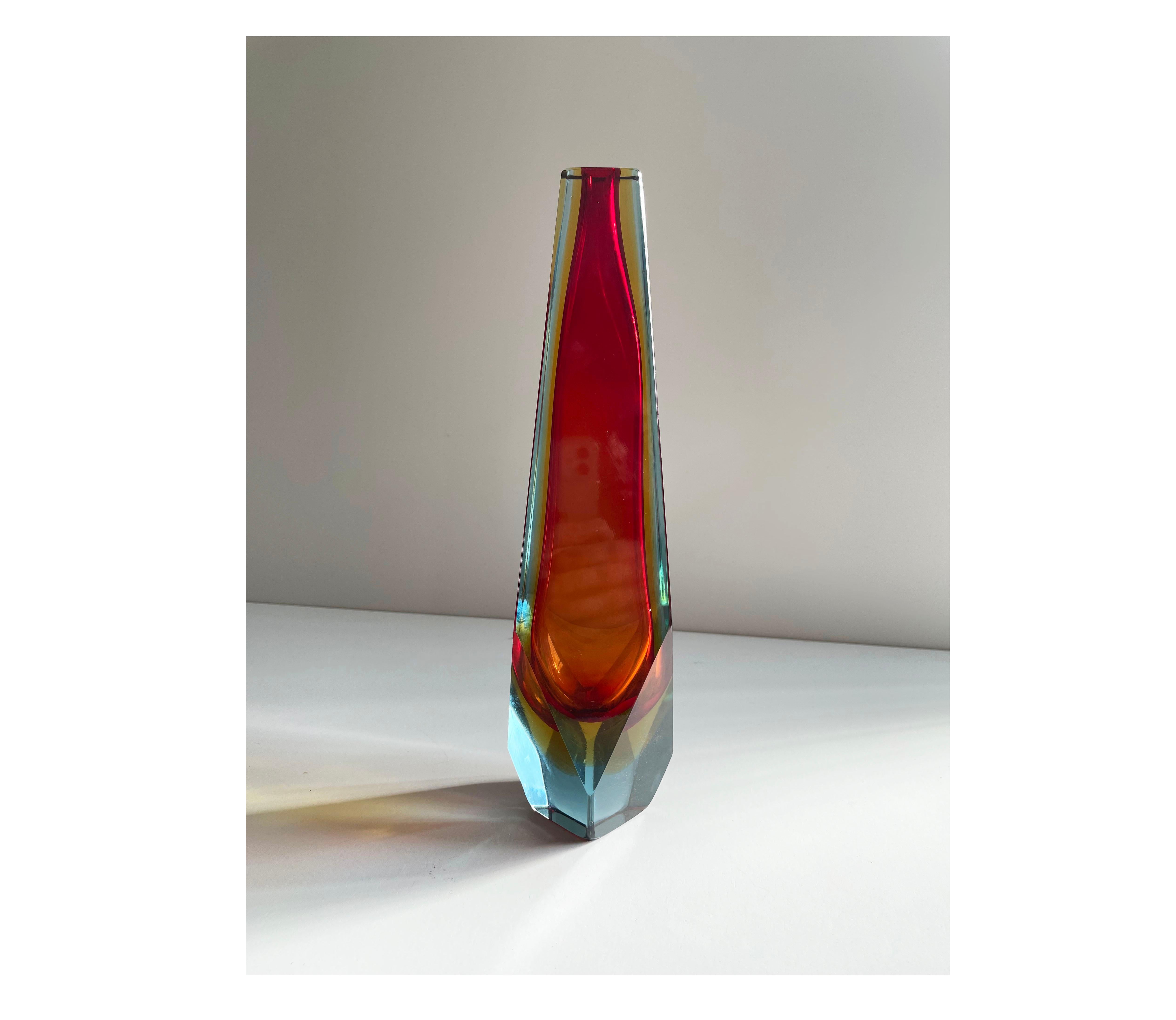 Vintage mid-century Italian sommerso faceted vase, Murano glass 1960s.
Manufactured by Alessandro Mandruzzato
Model San Marco

