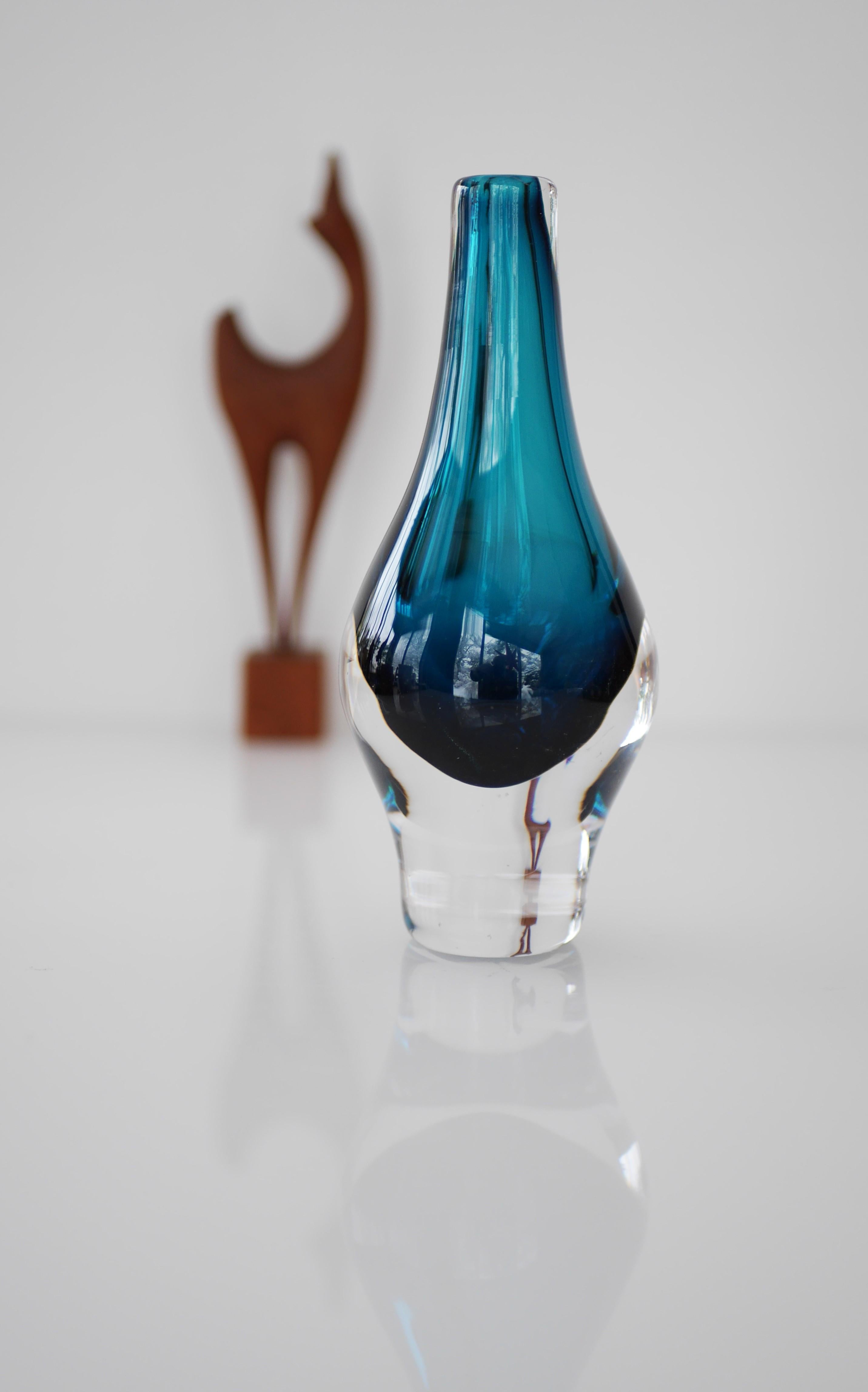 Miniature beschlagnahmte Vase aus Sommerso-Kristall, signiert von Mona Morales im Angebot 3