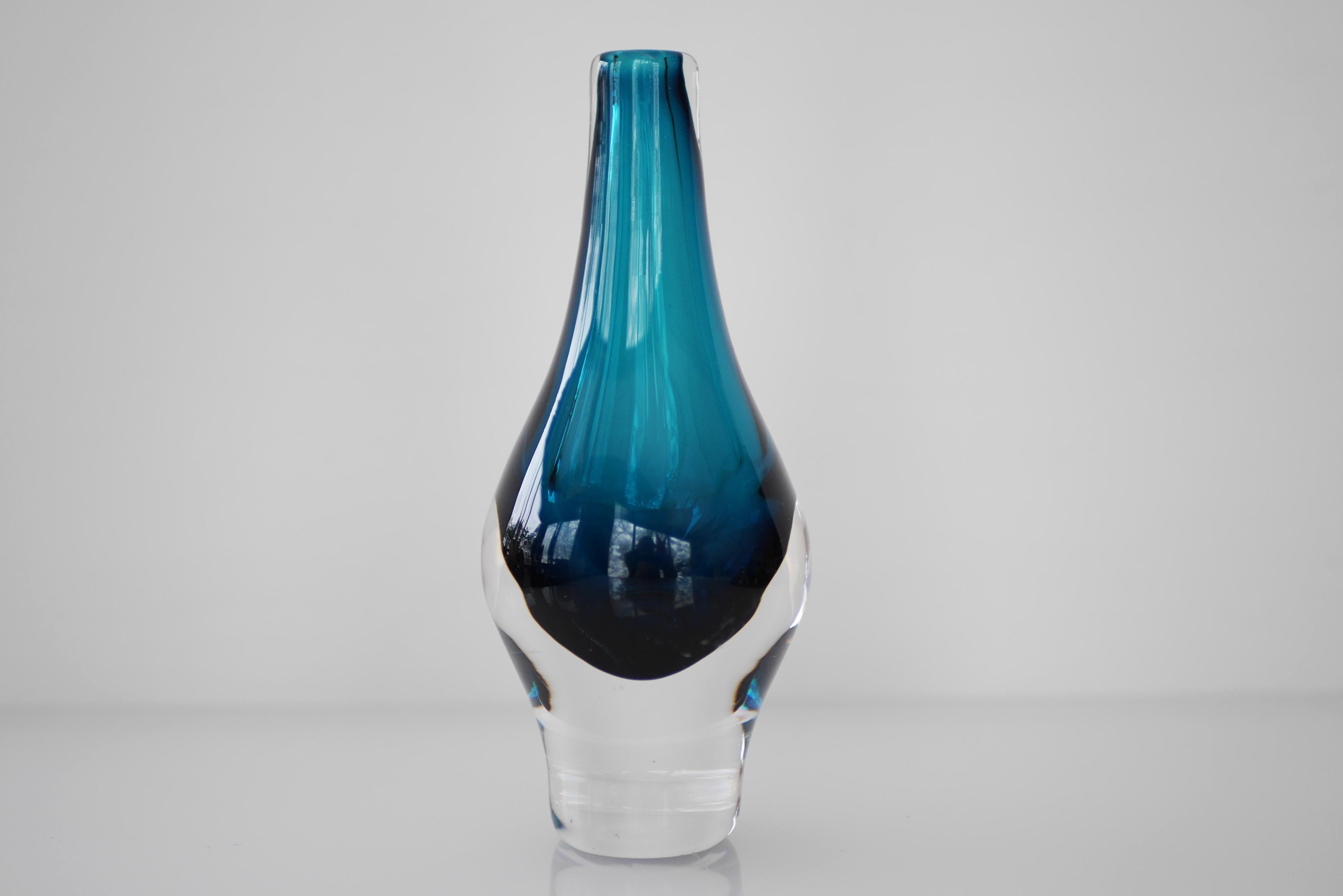 Miniature beschlagnahmte Vase aus Sommerso-Kristall, signiert von Mona Morales im Angebot 5