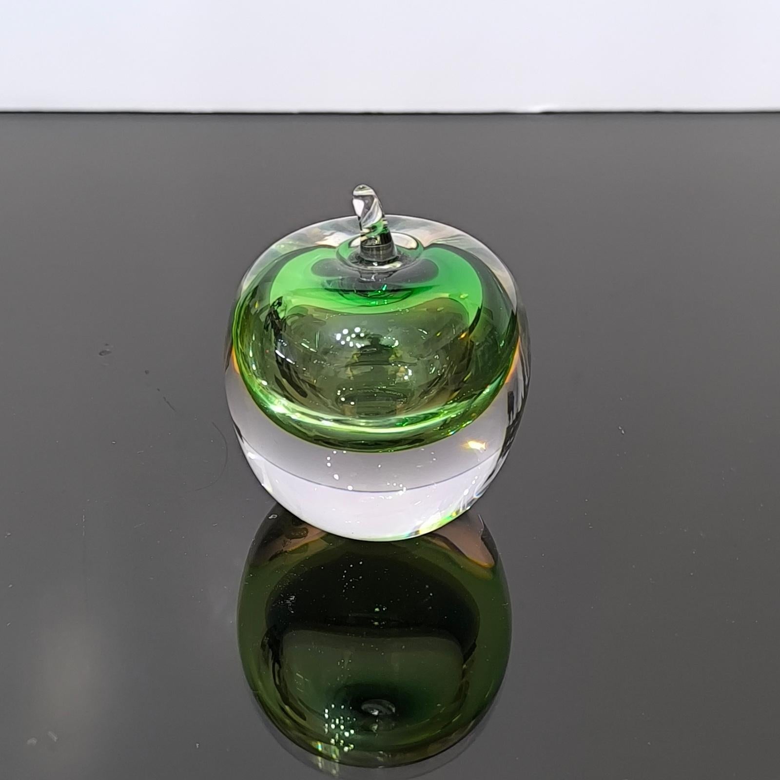 Impresionante MANZANA de cristal clásica de Hanne Dreutler para Studio Åhus de 1992. Precioso y vibrante cristal verde claro y transparente fabricado con la técnica sommerso originaria de Murano, Italia. Esta pieza está en excelentes condiciones