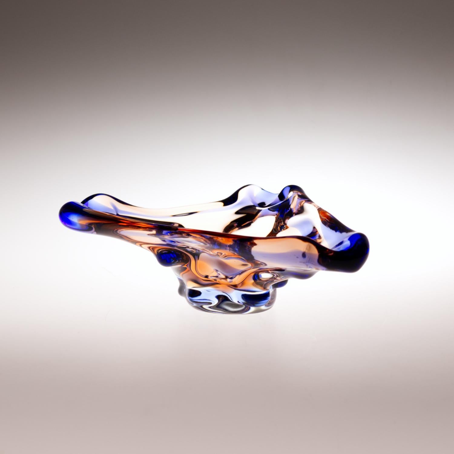Cet élégant cendrier de la célèbre collection Niagara de Karel Zemek témoigne de la maîtrise de la forme et de la couleur propre au designer. Le design aux formes libres s'inspire du mouvement fluide de l'eau en cascade, avec des courbes amples et