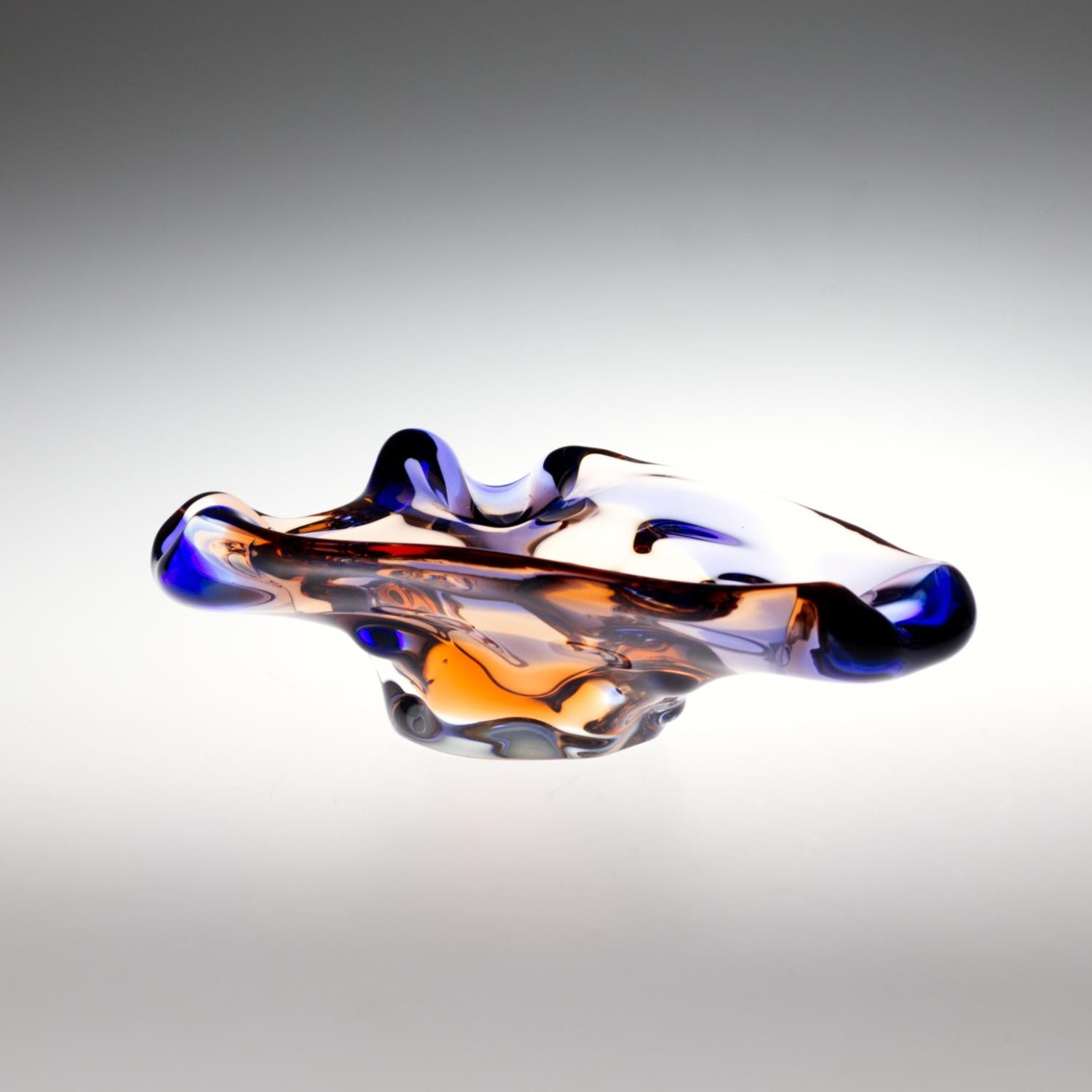 Cet élégant cendrier de la célèbre collection Niagara de Karel Zemek témoigne de la maîtrise de la forme et de la couleur propre au designer. Le design aux formes libres s'inspire du mouvement fluide de l'eau en cascade, avec des courbes amples et