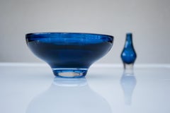 Bol en verre Sommerso de Mona Morales-Schildt pour Kosta Boda, Suède Signé.