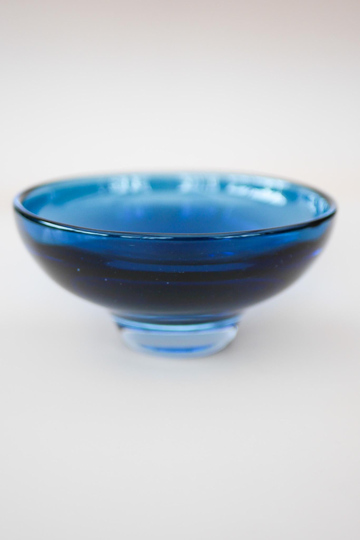 Mid-Century Modern Bol en verre Sommerso de Mona Morales-Schildt pour Kosta Boda, Suède Signé. en vente