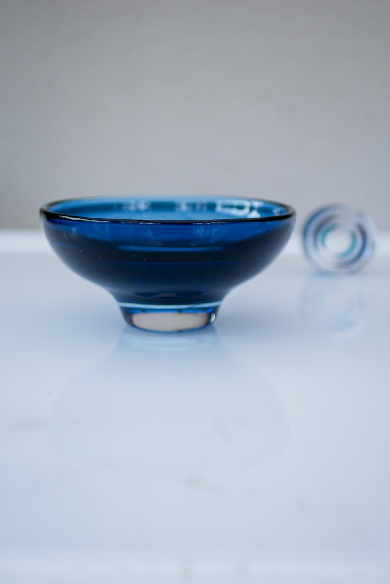 Verre brun Bol en verre Sommerso de Mona Morales-Schildt pour Kosta Boda, Suède Signé. en vente