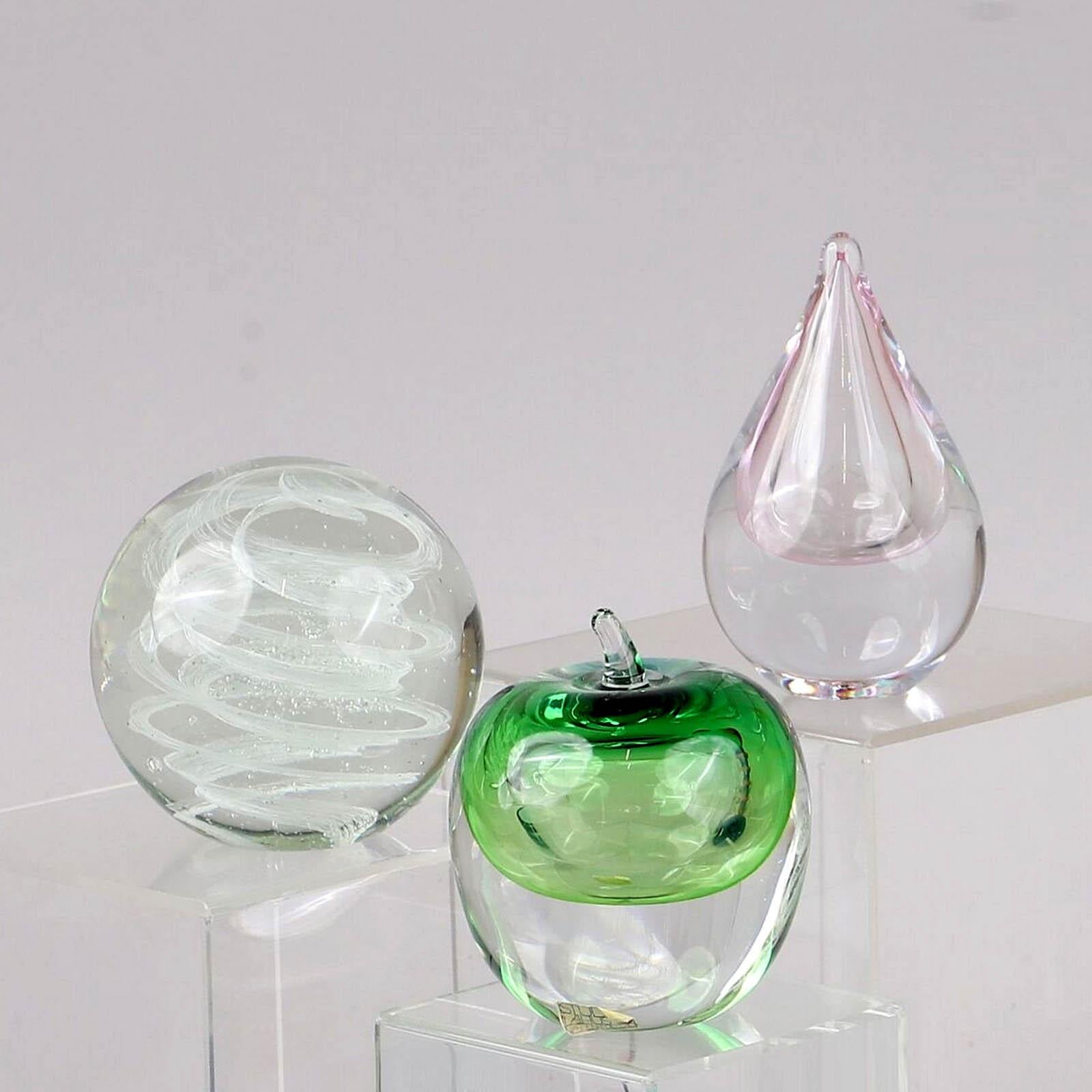 Trouvaille rare, superbe FIG en verre de Hanne Dreutler pour Studio Åhus datant de 1980. Verre rose pâle et transparent fabriqué selon la technique du sommerso, originaire de Murano, en Italie. Cette pièce est en excellent état vintage - seulement