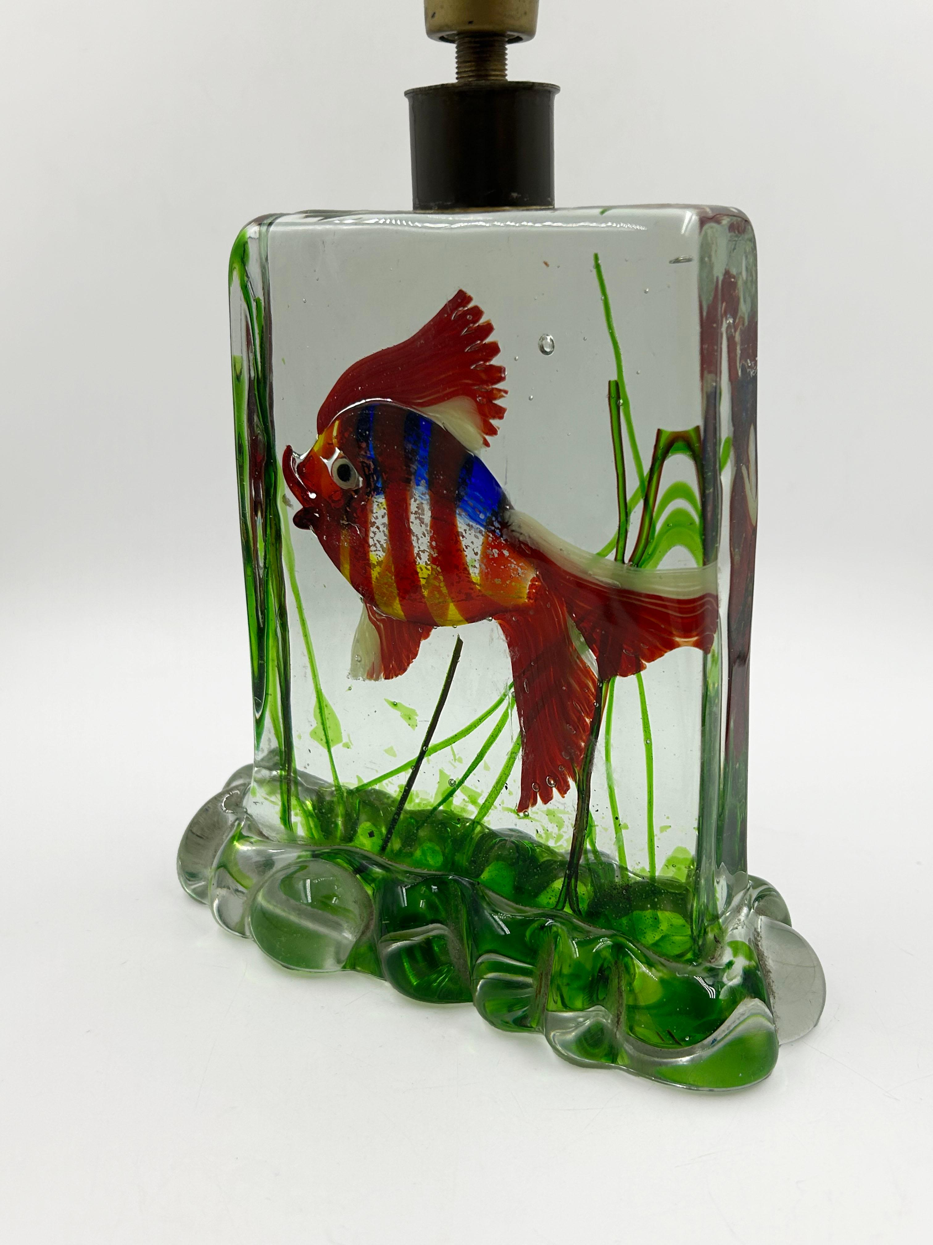 Sommerso Glass Lamp with Fish “Aquarium” by Alfredo Barbini, Murano, Italy

An exceptional table lamp attributed to Alfredo Barbini, one of the most influential Murano glass masters of the 20th century.
Made using the renowned “Aquarium” technique,