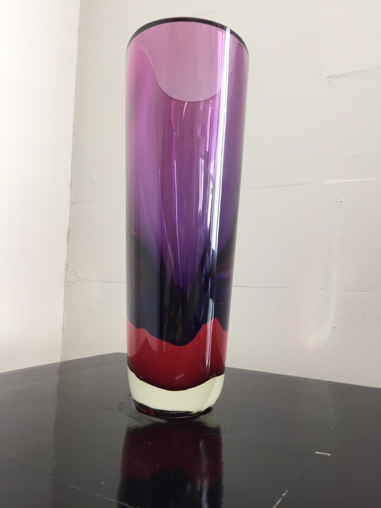 Moderne Glasvase aus der Jahrhundertmitte mit klaren, rubin- und violettblauen Schattierungen,
Ovale Form

Maße: Höhe 28,5 cm x Breite 16,5cm
S E Design London Ltd
8:50 AM
Hallo Connie,

Die Vase ist nicht signiert - wie die meisten Kreationen von