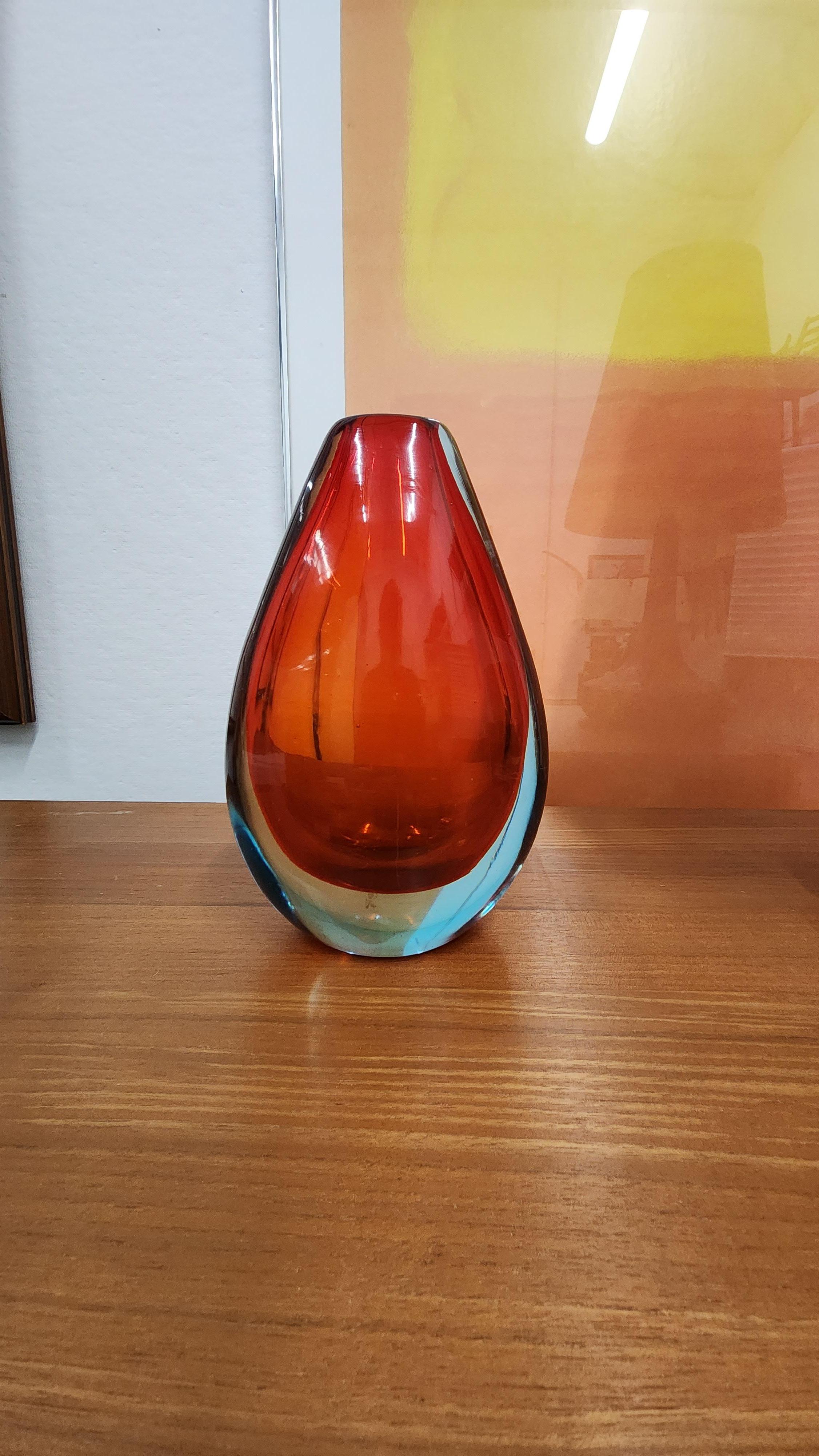 beau vase en verre rouge de Flavio Poli pour Murano glass Sommerso.   Non marqué. 
