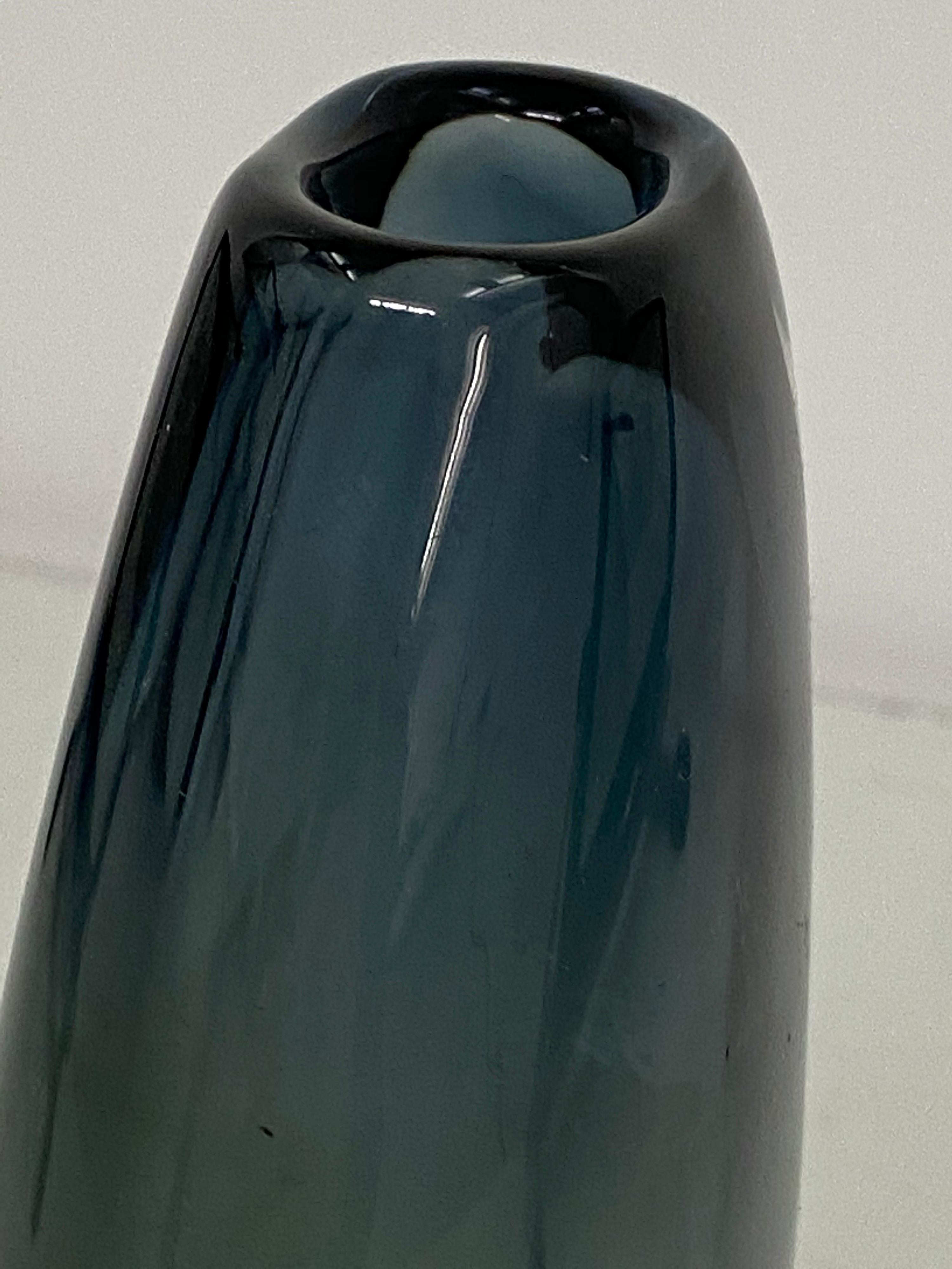 Verre d'art Vase en verre Sommerso, de Scandinavie 1950, signé Nils Landberg Orrefors en vente