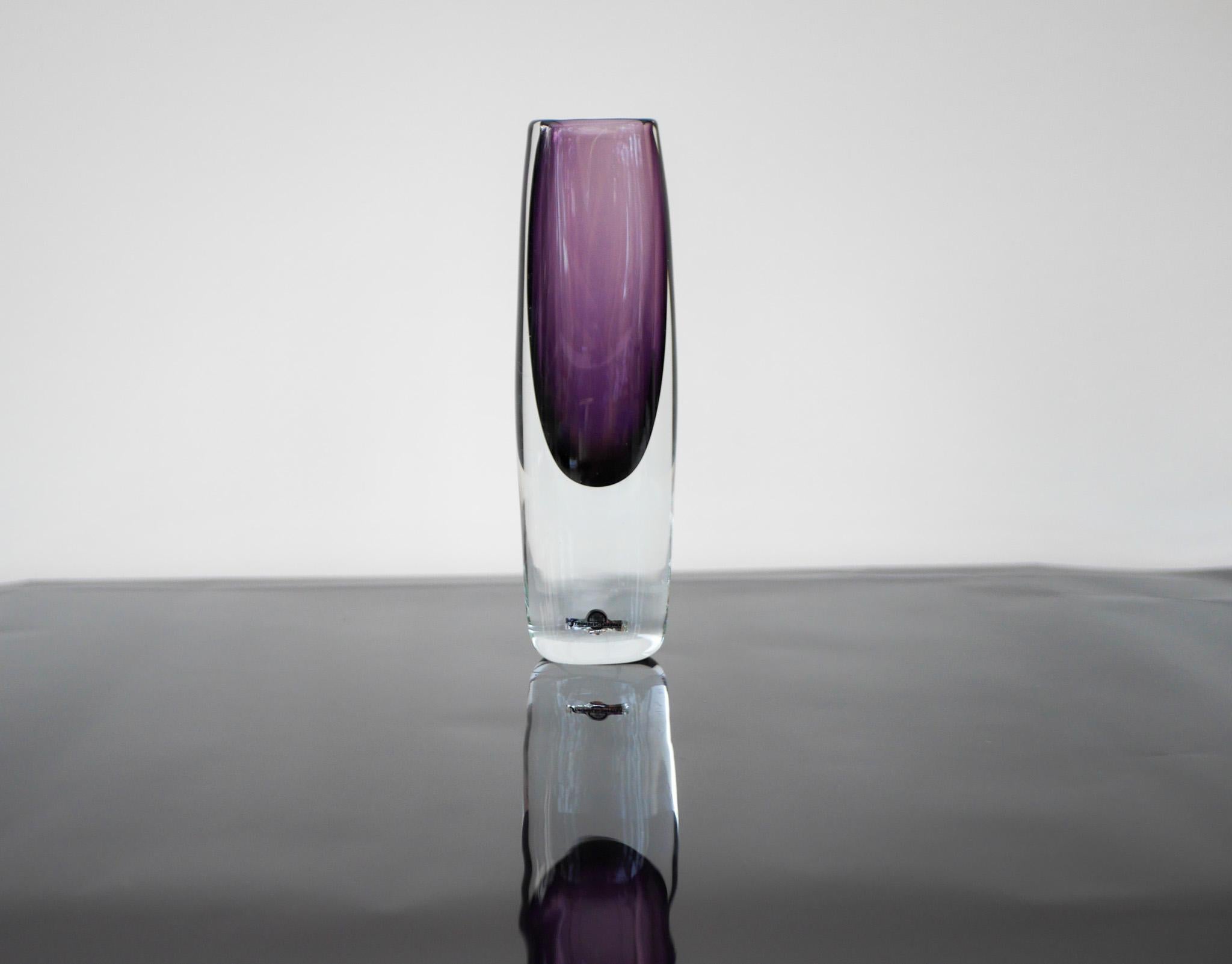 Un fantastico vaso in vetro soffiato a mano e piuttosto grande in un bellissimo colore viola, disegnato e firmato dai talentuosi Gunnar Nylund e Asta Strömberg della prestigiosa Strömbergshyttan Sweden. Questo vaso ha un fantastico colore viola,