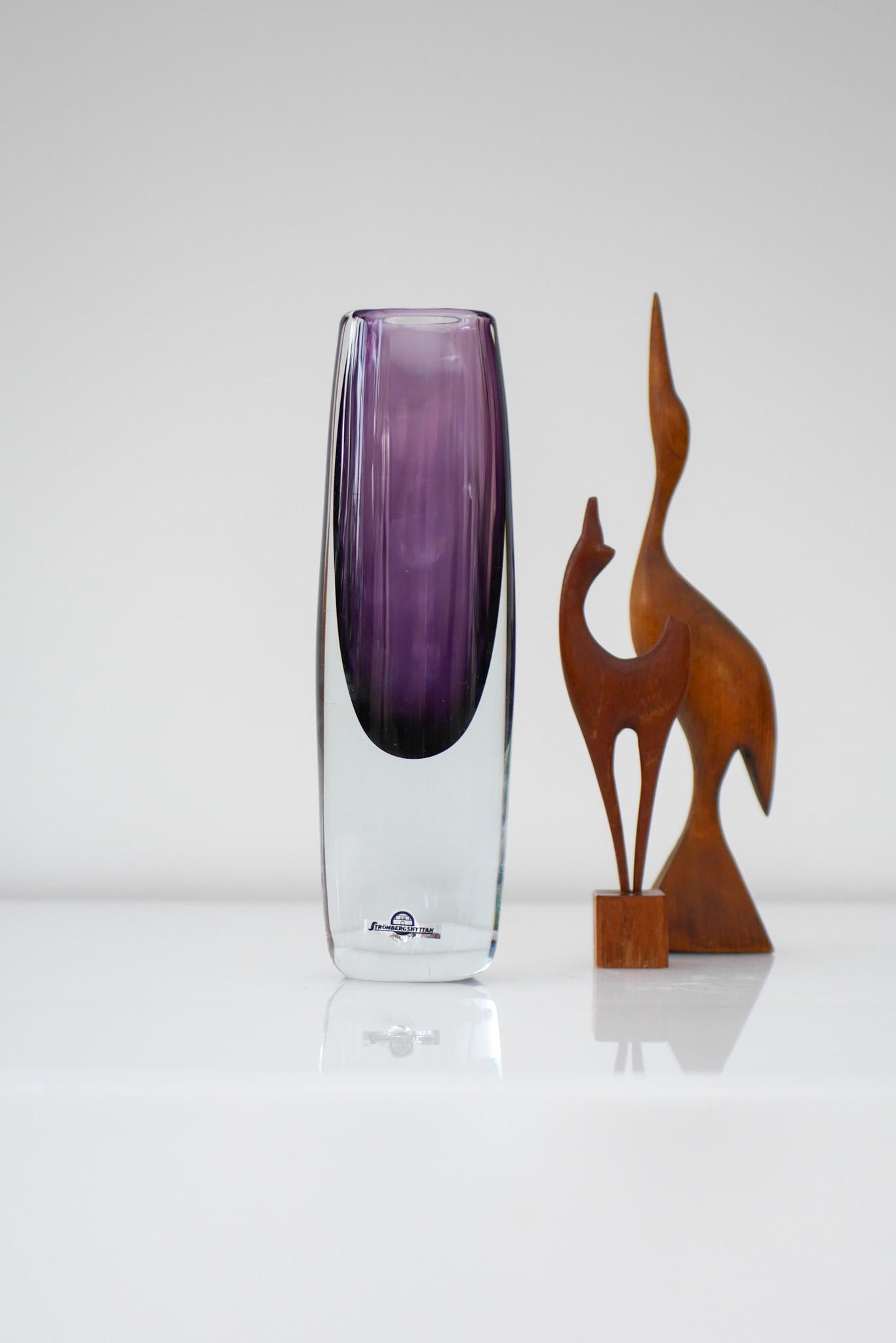 Mid-Century moderno Vaso Sommerso in vetro viola di Gunnar Nylund per Strömbergshyttan, Svezia in vendita
