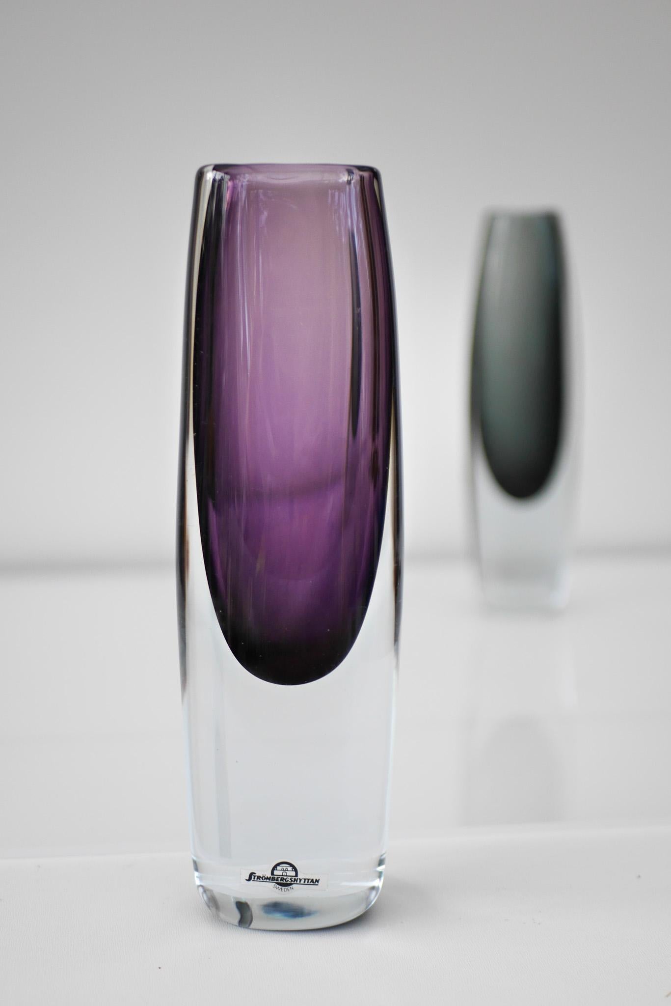 Svedese Vaso Sommerso in vetro viola di Gunnar Nylund per Strömbergshyttan, Svezia in vendita
