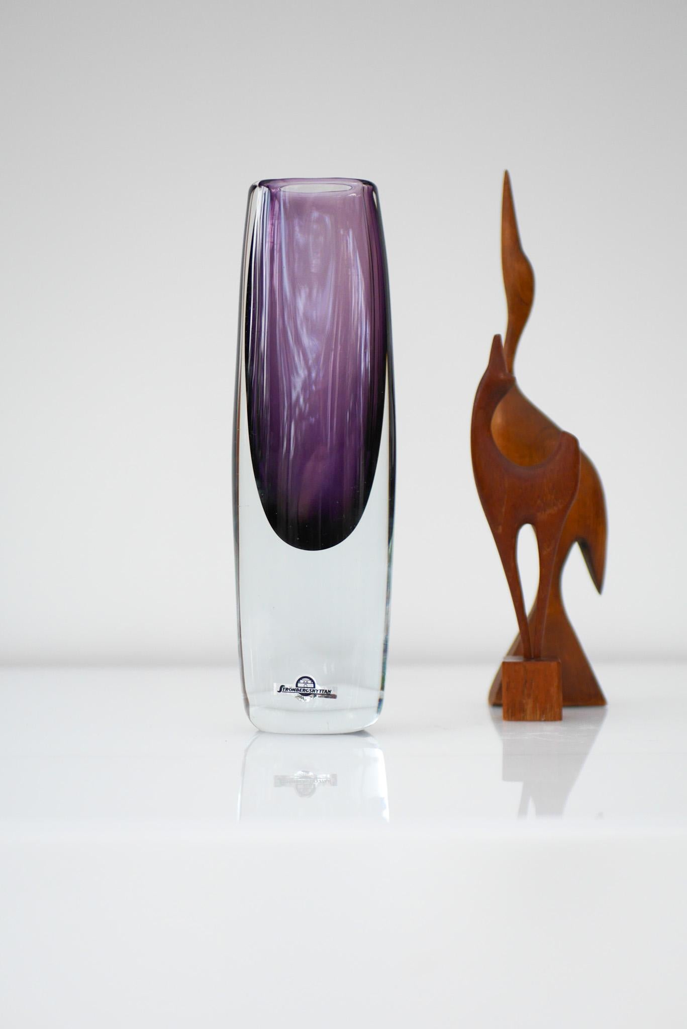 Fatto a mano Vaso Sommerso in vetro viola di Gunnar Nylund per Strömbergshyttan, Svezia in vendita