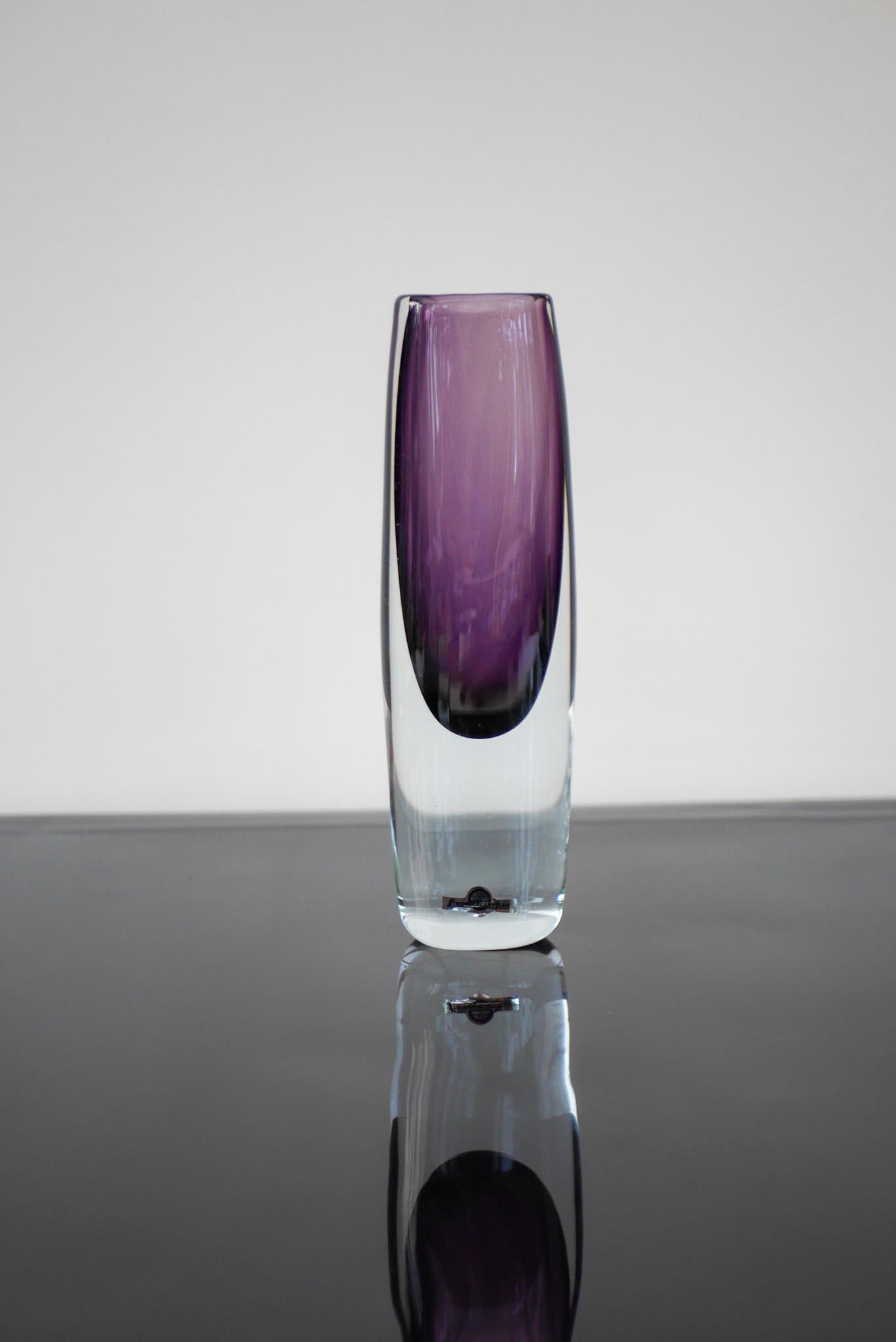 Metà XX secolo Vaso Sommerso in vetro viola di Gunnar Nylund per Strömbergshyttan, Svezia in vendita