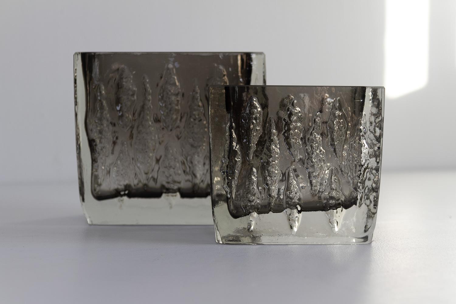 Vasi in vetro Sommerso di Kurt Wokan per Ingrid Glashütte, anni '70.

Coppia di vasi Ingrid Glas Bark di metà secolo, disegnati da Kurt Wokan in Germania negli anni Settanta.
Vetri spessi e pesanti con texture a corteccia in grigio fumé e