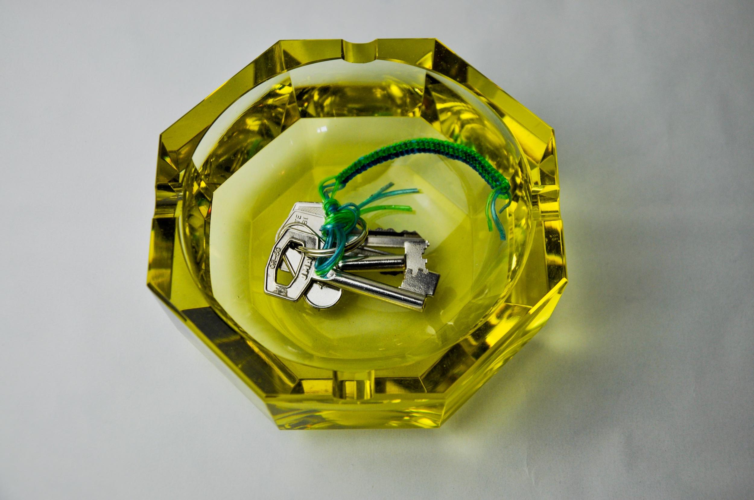 Superb and rare green Sommerso ashtray designed and manufactured for Seguso in Murano in the 1970s. Handcrafted work of faceted glass using the 