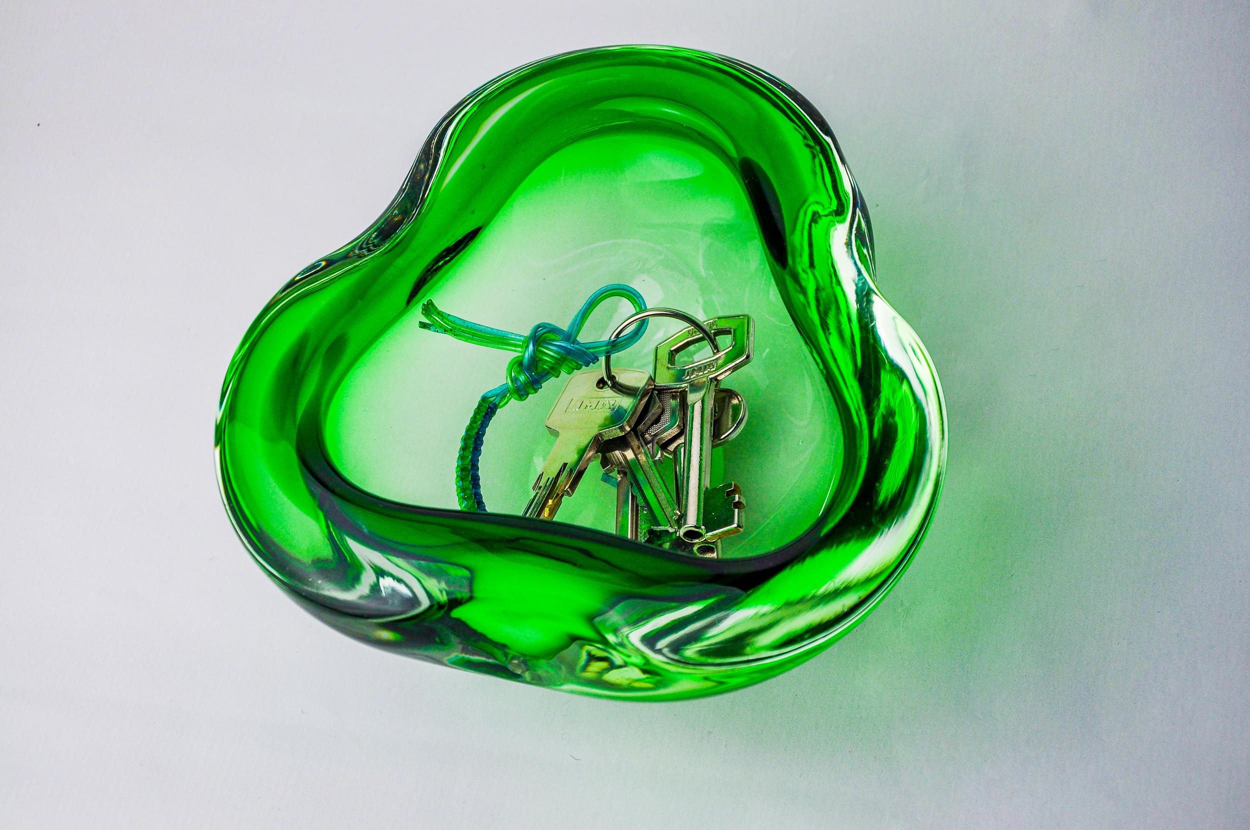 Superbo posacenere verde sommerso progettato e prodotto per Seguso a Murano negli anni '70. Vetro lavorato a mano con la tecnica del sommerso (sovrapposizione di strati di vetro fuso). Magnifico oggetto da collezione e decorativo. Perfetto stato di
