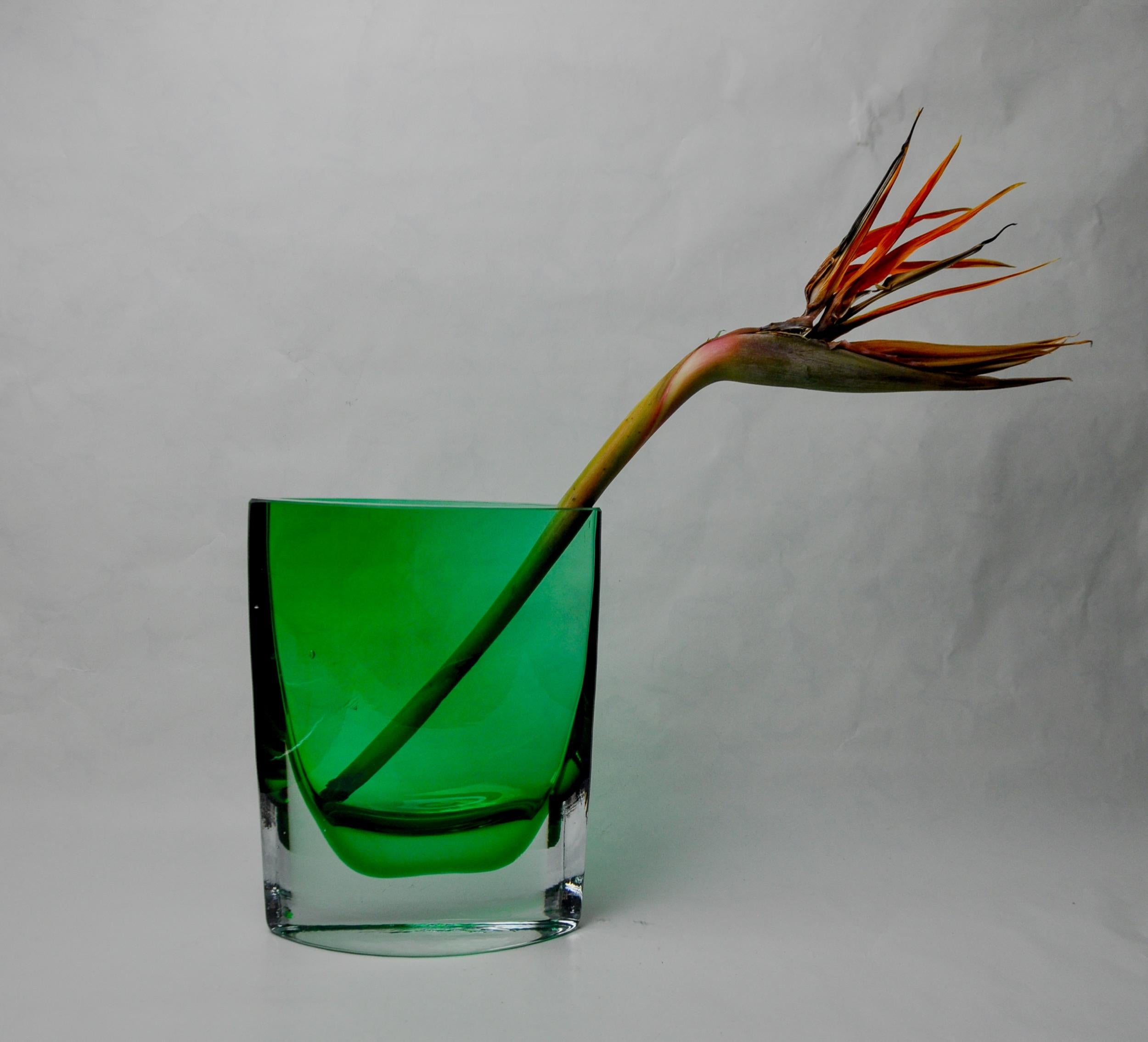 Superb green Sommerso vase designed and produced by Seguso in Italy in the 1980s. Murano glass vase handcrafted by Venetian master glassmakers using the Sommerso technique (superposition of layers of molten glass). Decorative object that will bring