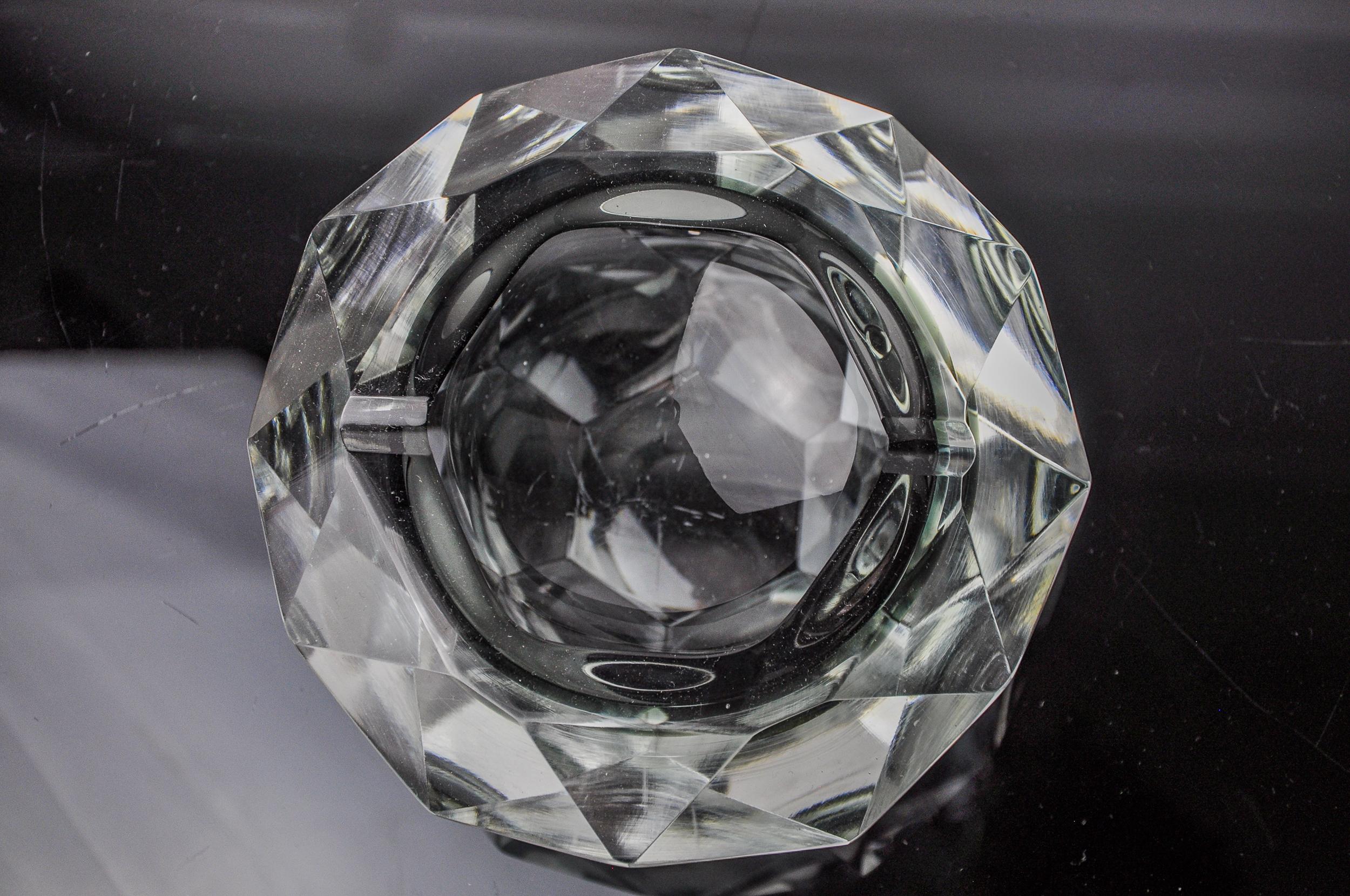Magnífico y raro cenicero sommerso gris diseñado y fabricado para seguso en murano en la década de 1970. Vidrio facetado artesanalmente mediante la técnica del 