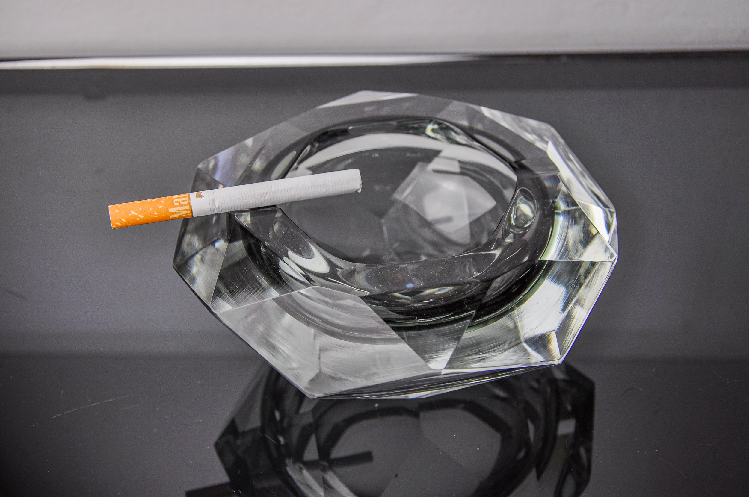 Cenicero gris Sommerso de Seguso, cristal facetado, Murano, Italia, 1970 Regencia de Hollywood en venta