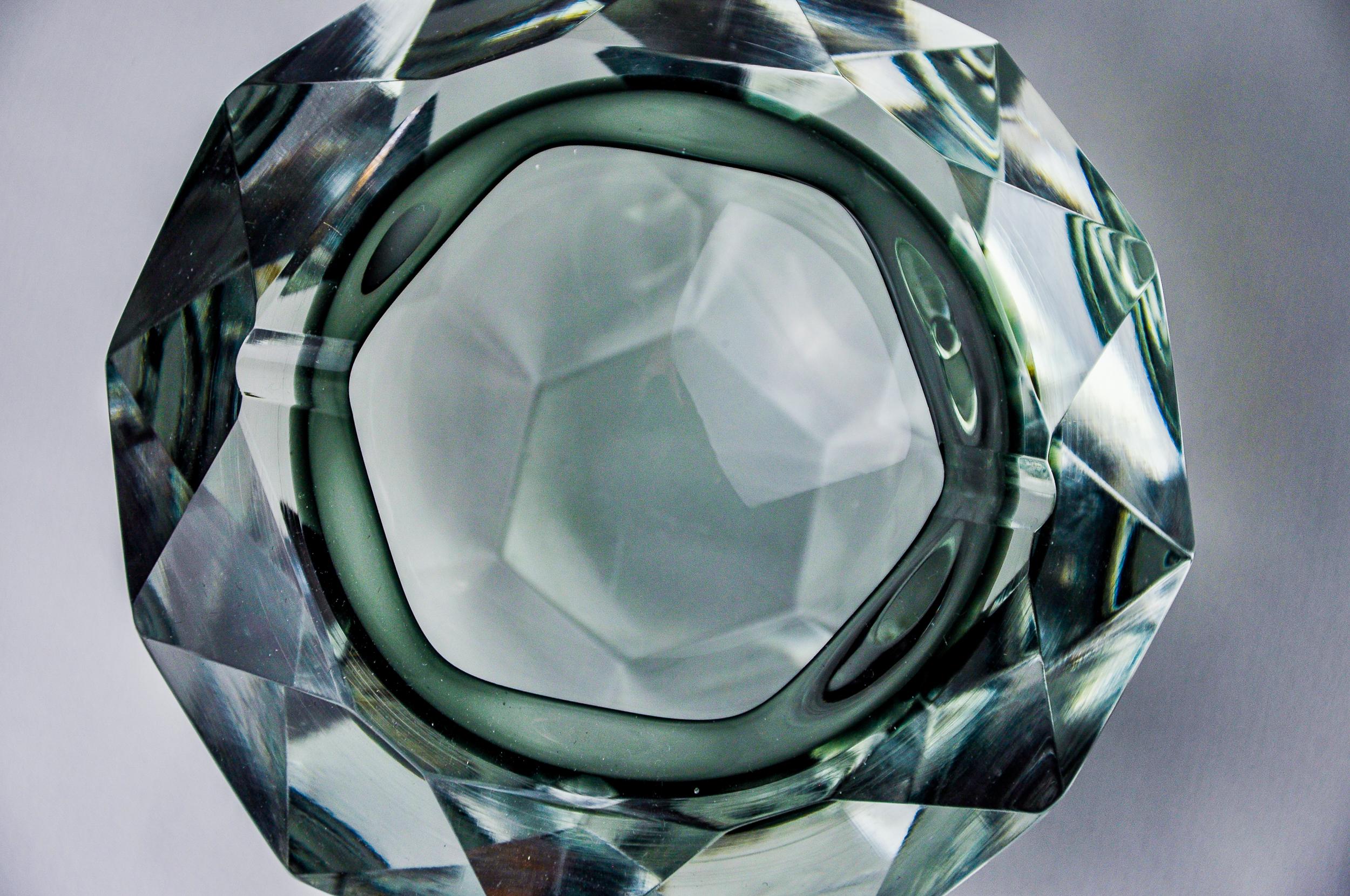 Cenicero gris Sommerso de Seguso, cristal facetado, Murano, Italia, 1970 Cristal en venta