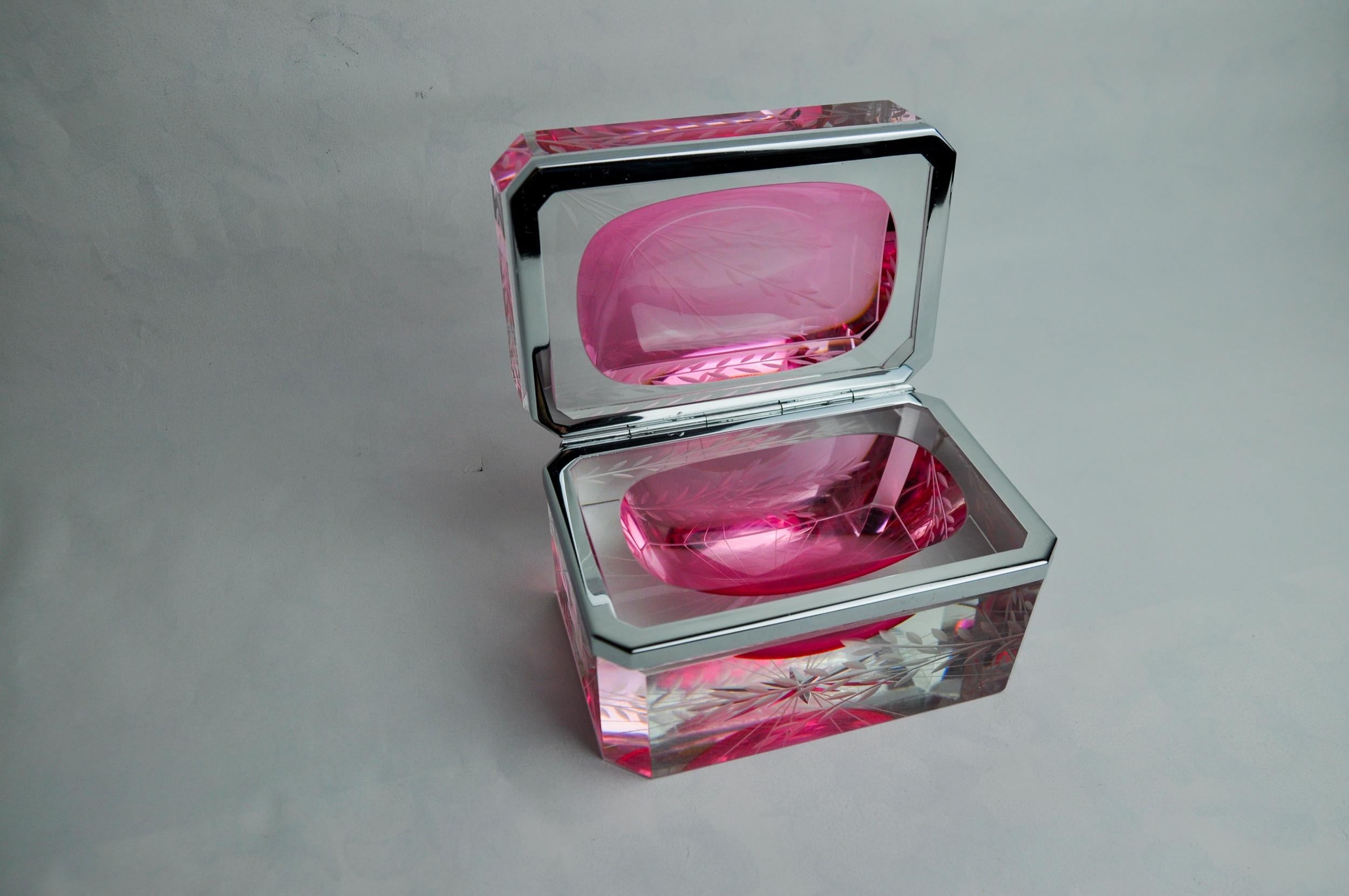 Superbe et rare boîte à sommerso rose conçue et fabriquée par Alessandro Mandruzzato à Murano dans les années 1960. Un travail du verre exceptionnel selon la technique du sommerso (superposition de couches de verre en fusion) avec des motifs floraux
