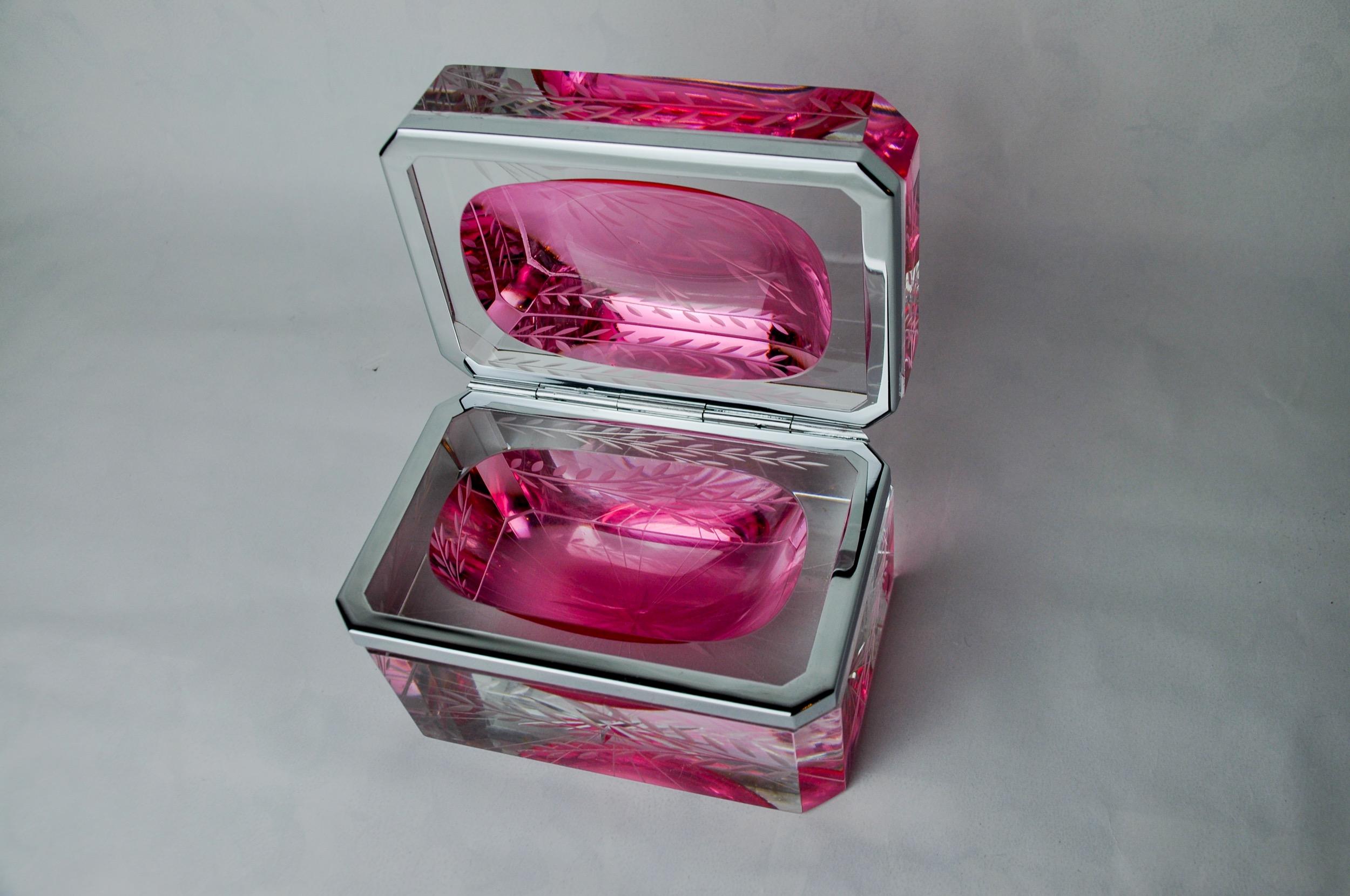 Milieu du XXe siècle Boîte à bijoux Sommerso gravée par Mandruzzato, verre de Murano, Italie, 1960 en vente