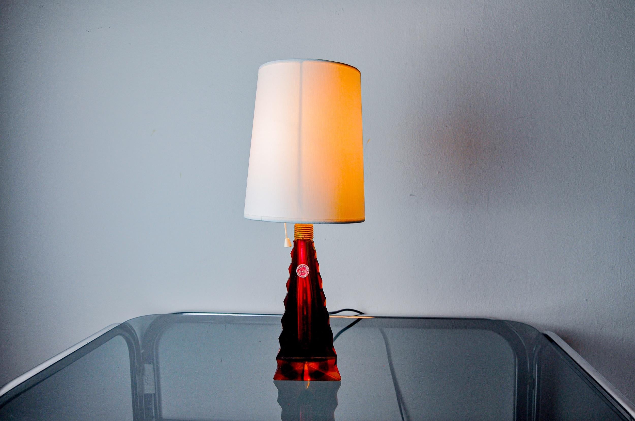 Magnífica y rara lámpara sommerso roja y amarilla diseñada y fabricada por pietro toso para seguso en murano en la década de 1970. Vidrio facetado artesanalmente mediante la técnica del 