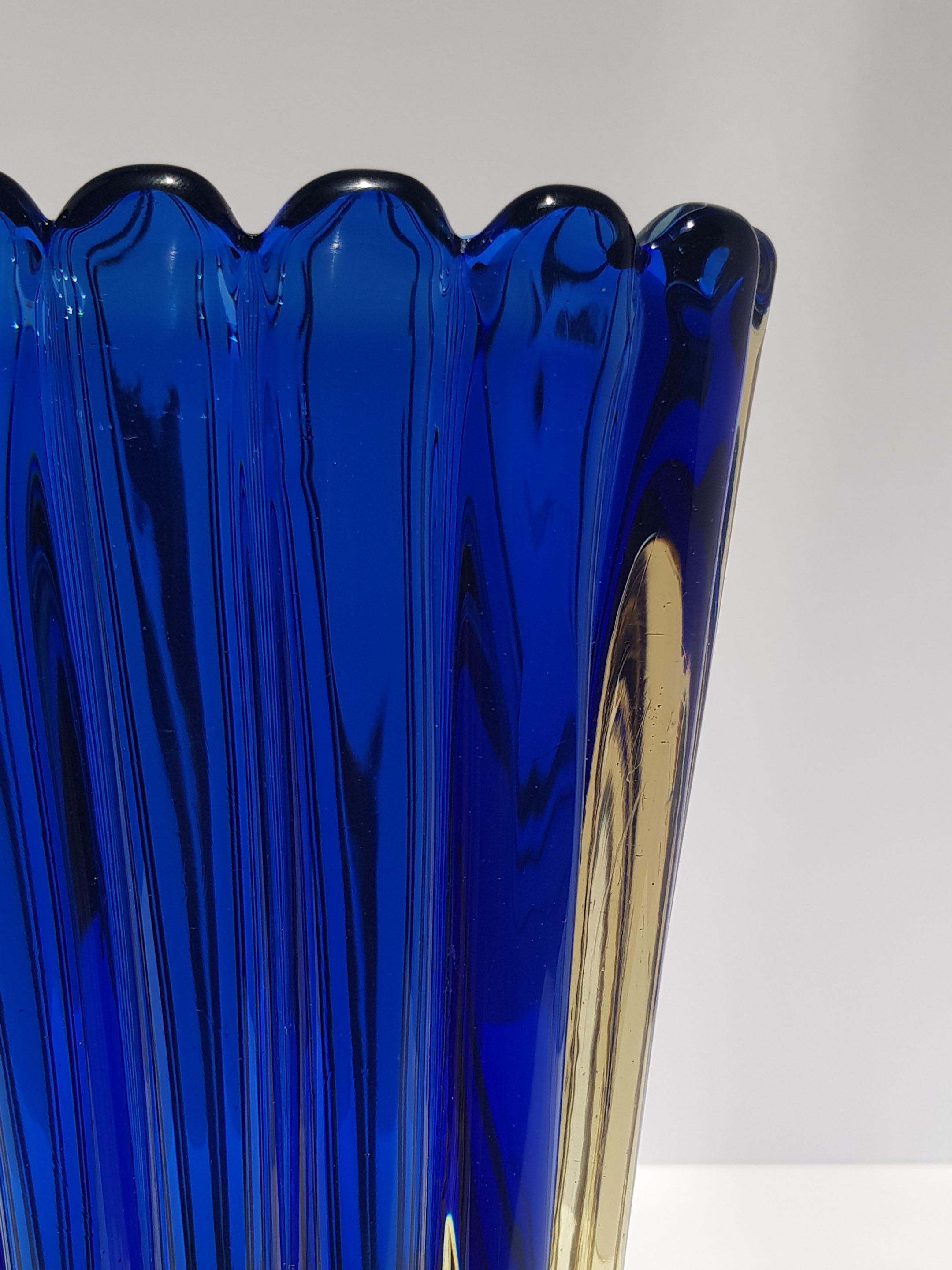 Sommerso Murano Kunstglas Vase Flavio Poli Seguso Gerippt Blau Gold Geformt im Angebot 2