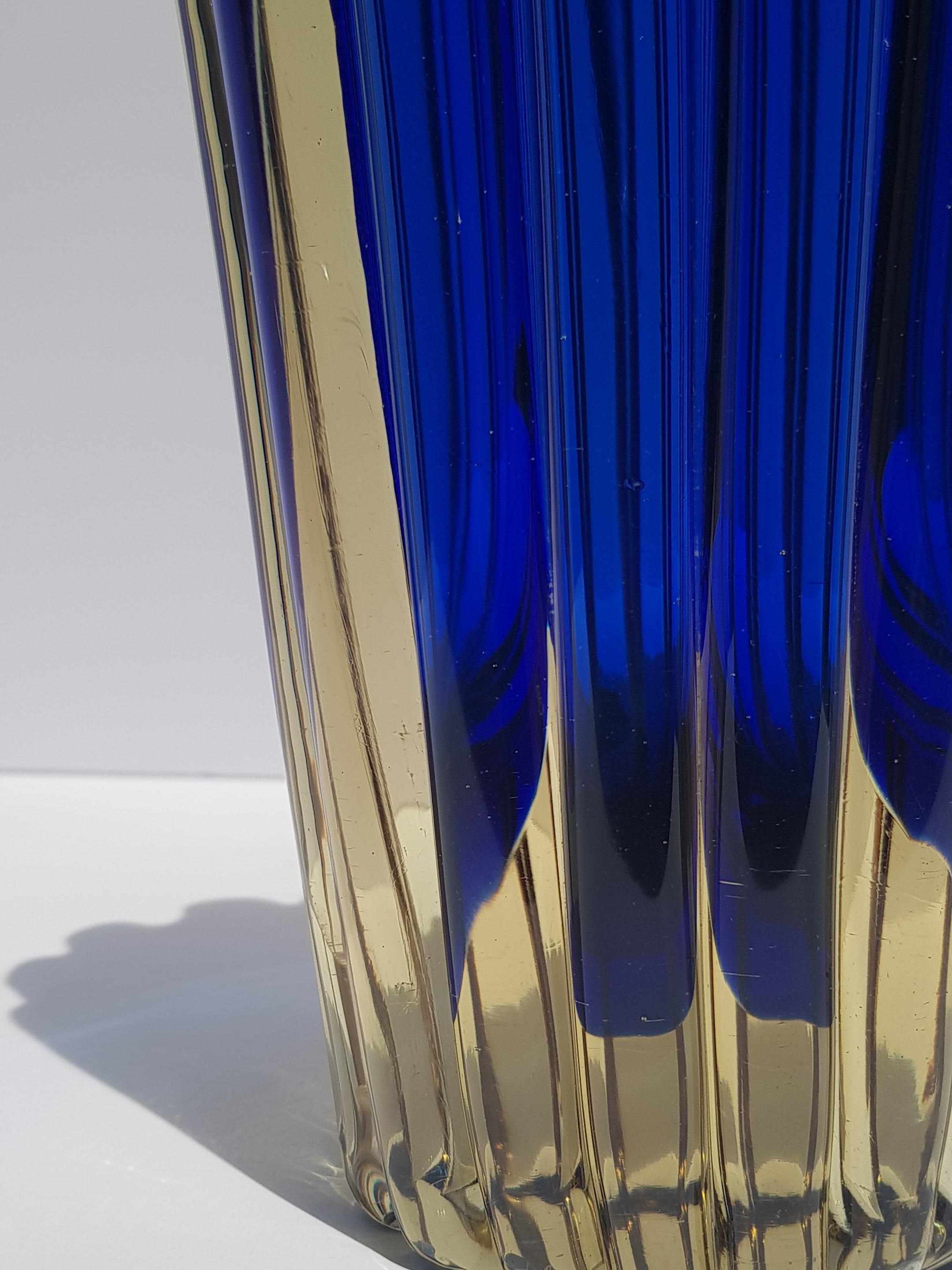 Sommerso Murano Kunstglas Vase Flavio Poli Seguso Gerippt Blau Gold Geformt im Angebot 3