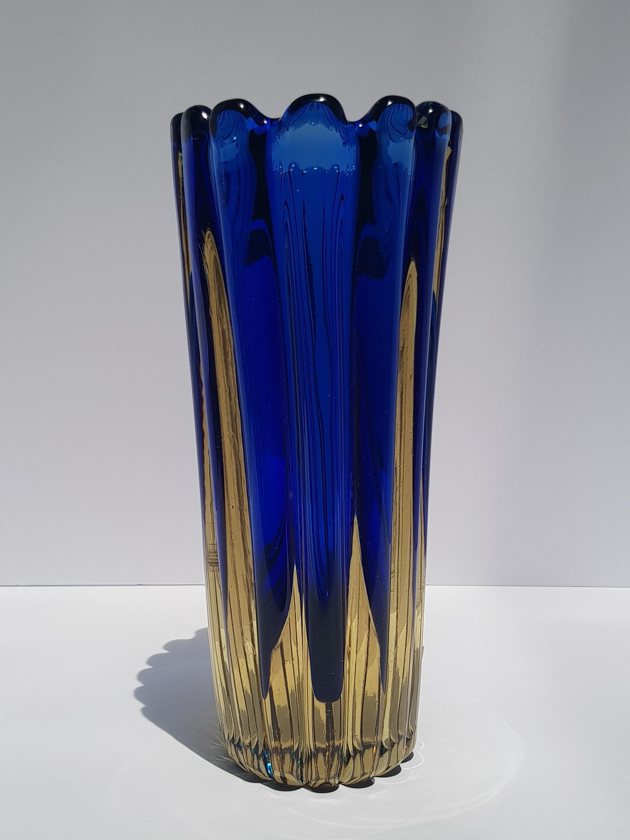 Sommerso Murano Kunstglas Vase Flavio Poli Seguso Gerippt Blau Gold Geformt im Angebot 5