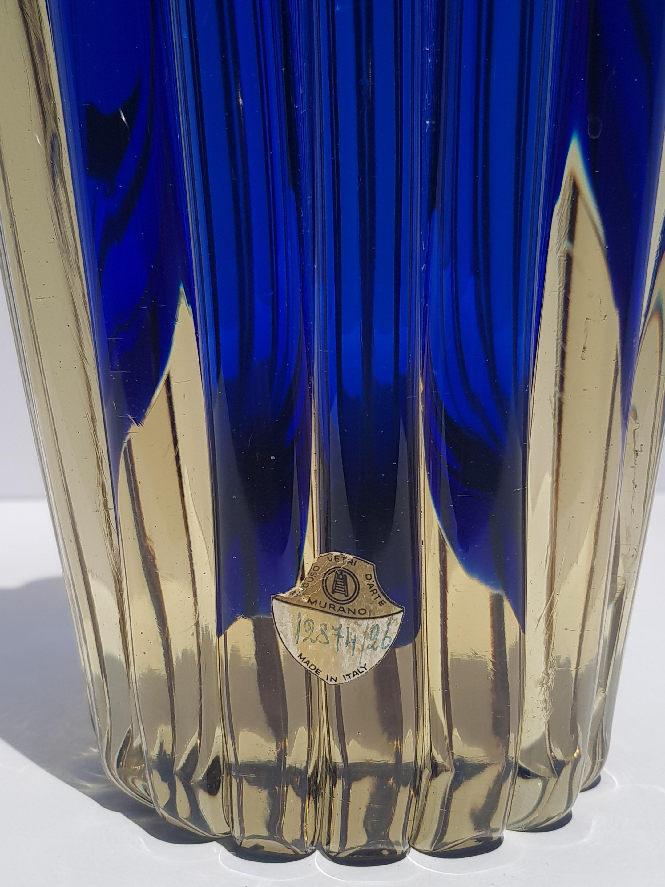 Seltene Sommerso-Murano-Glasvase, entworfen von Flavio Poli für Seguso Vetri d'Arte um 1950. Dokumentierte Modellnummer 12874-26 und das originale Seguso Vetri d'Arte Label sind erhalten. Ausgeführt in der Sommerso-Technik mit Kobaltblau und einer