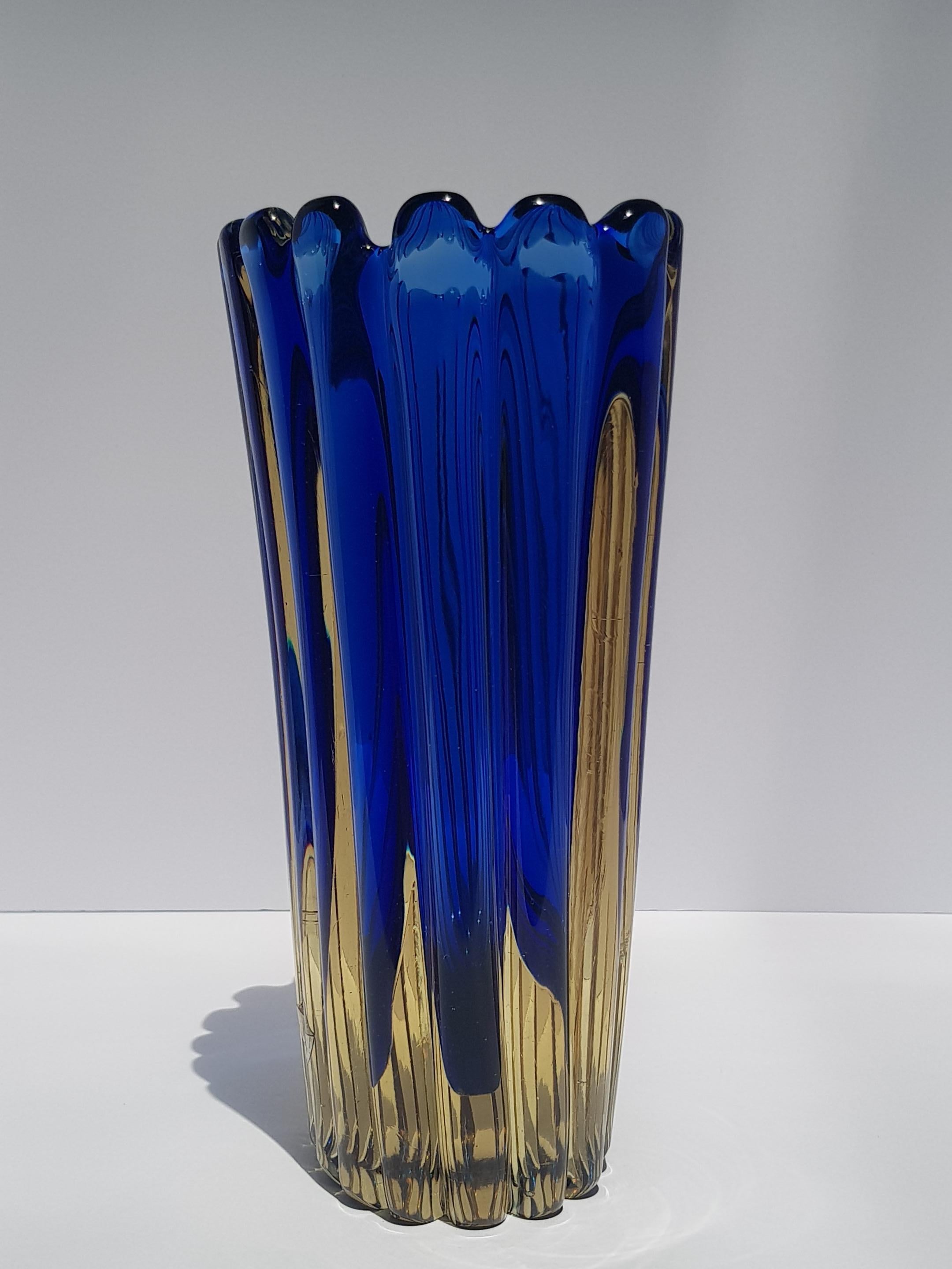 Sommerso Murano Kunstglas Vase Flavio Poli Seguso Gerippt Blau Gold Geformt (Handgefertigt) im Angebot