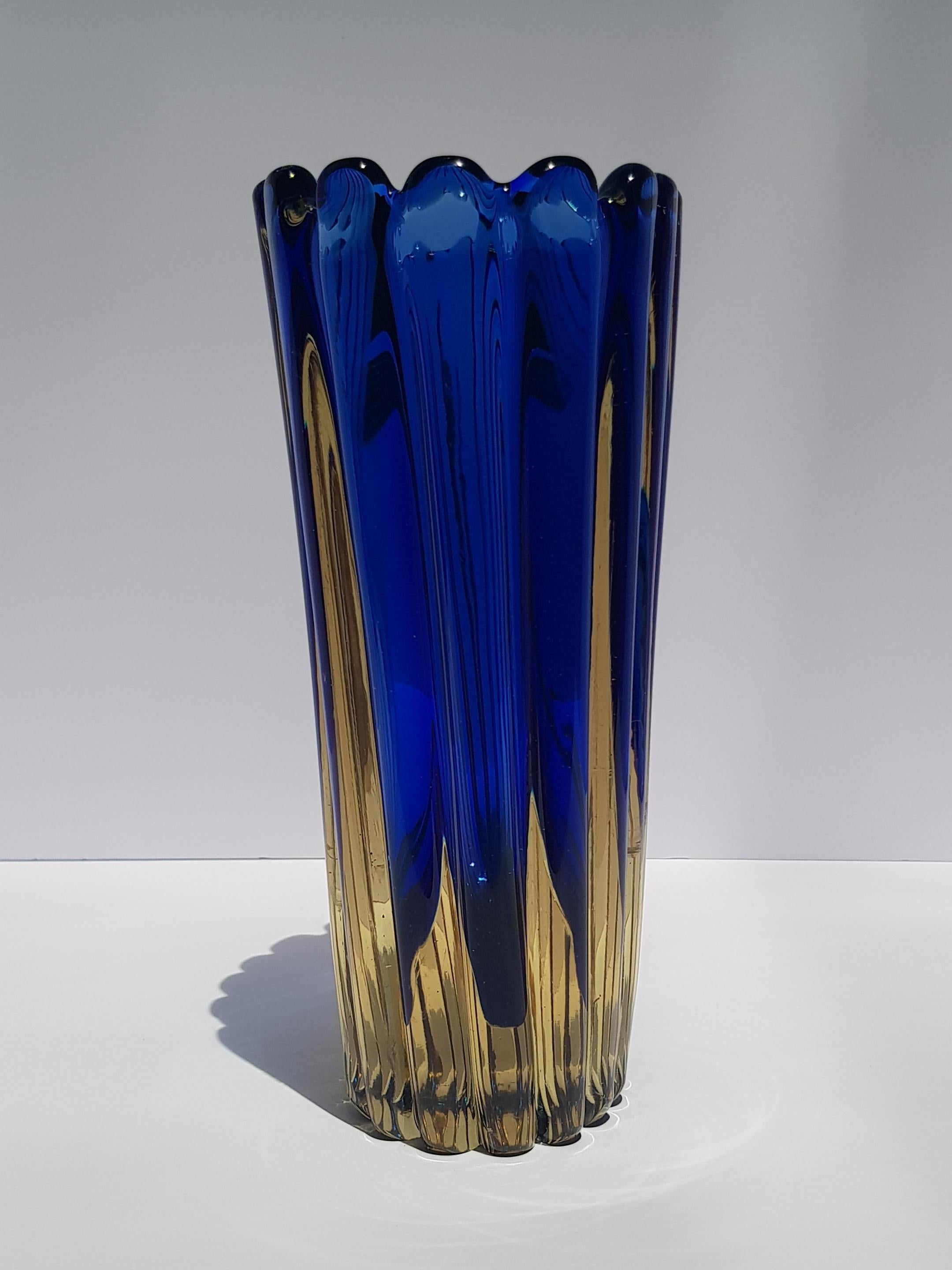 Sommerso Murano Kunstglas Vase Flavio Poli Seguso Gerippt Blau Gold Geformt im Zustand „Gut“ im Angebot in Palm Beach, FL